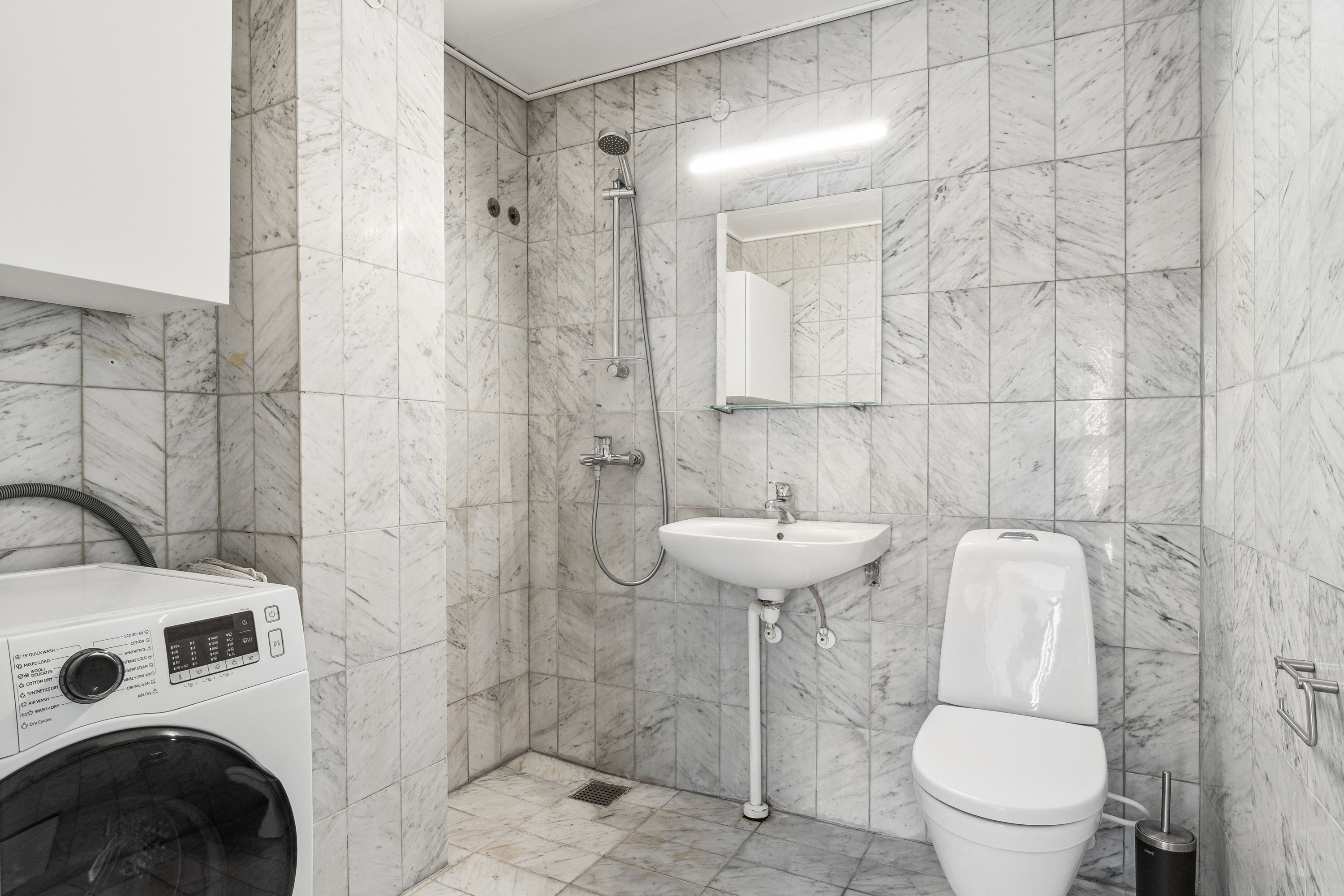 Fremhævet badeværelse billede i fuldskærmstilstand. Billede af Vennemindevej 51, 2. tv., 2100 København Ø