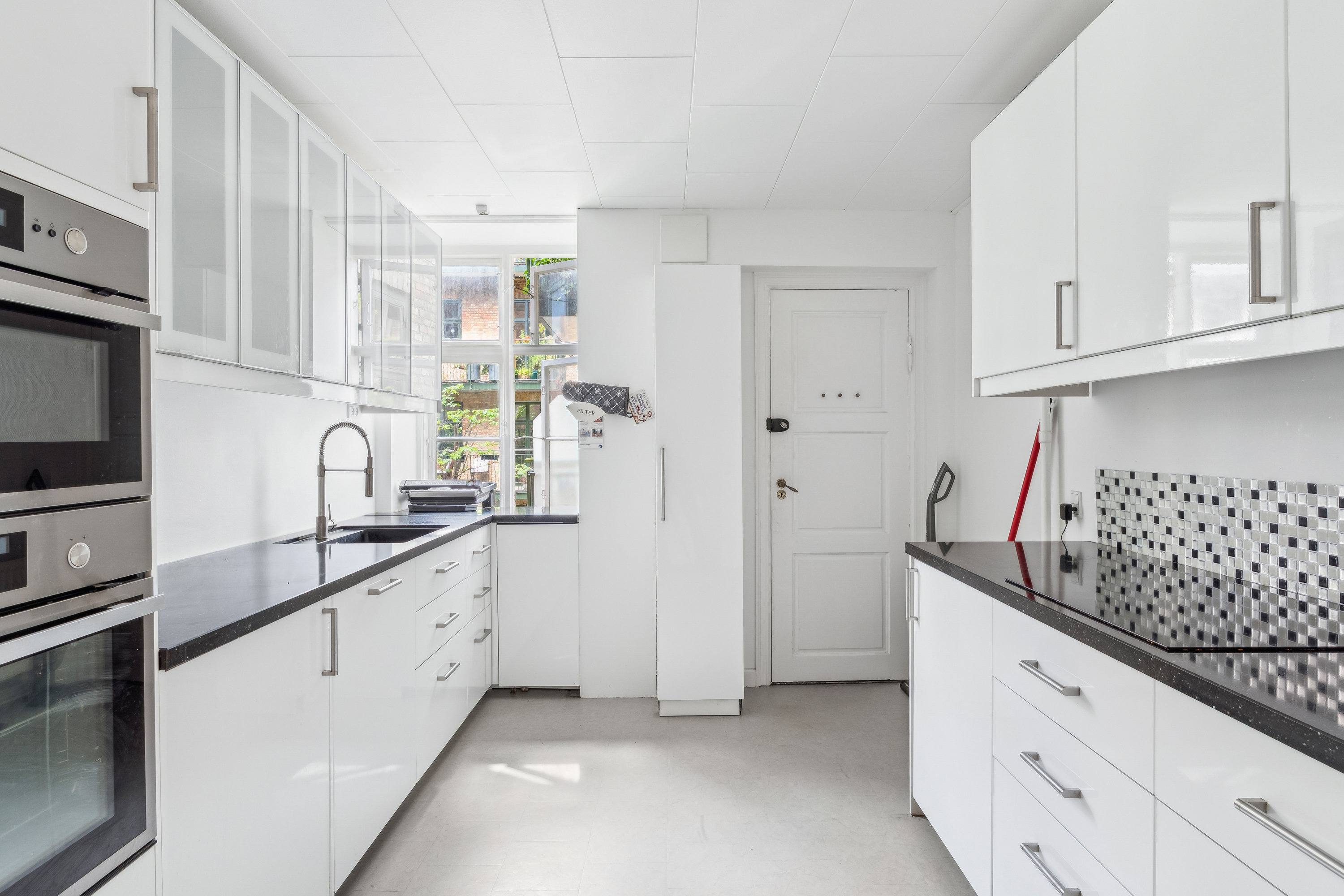 Fremhævet køkken billede i fuldskærmstilstand. Billede af Vennemindevej 51, 2. tv., 2100 København Ø