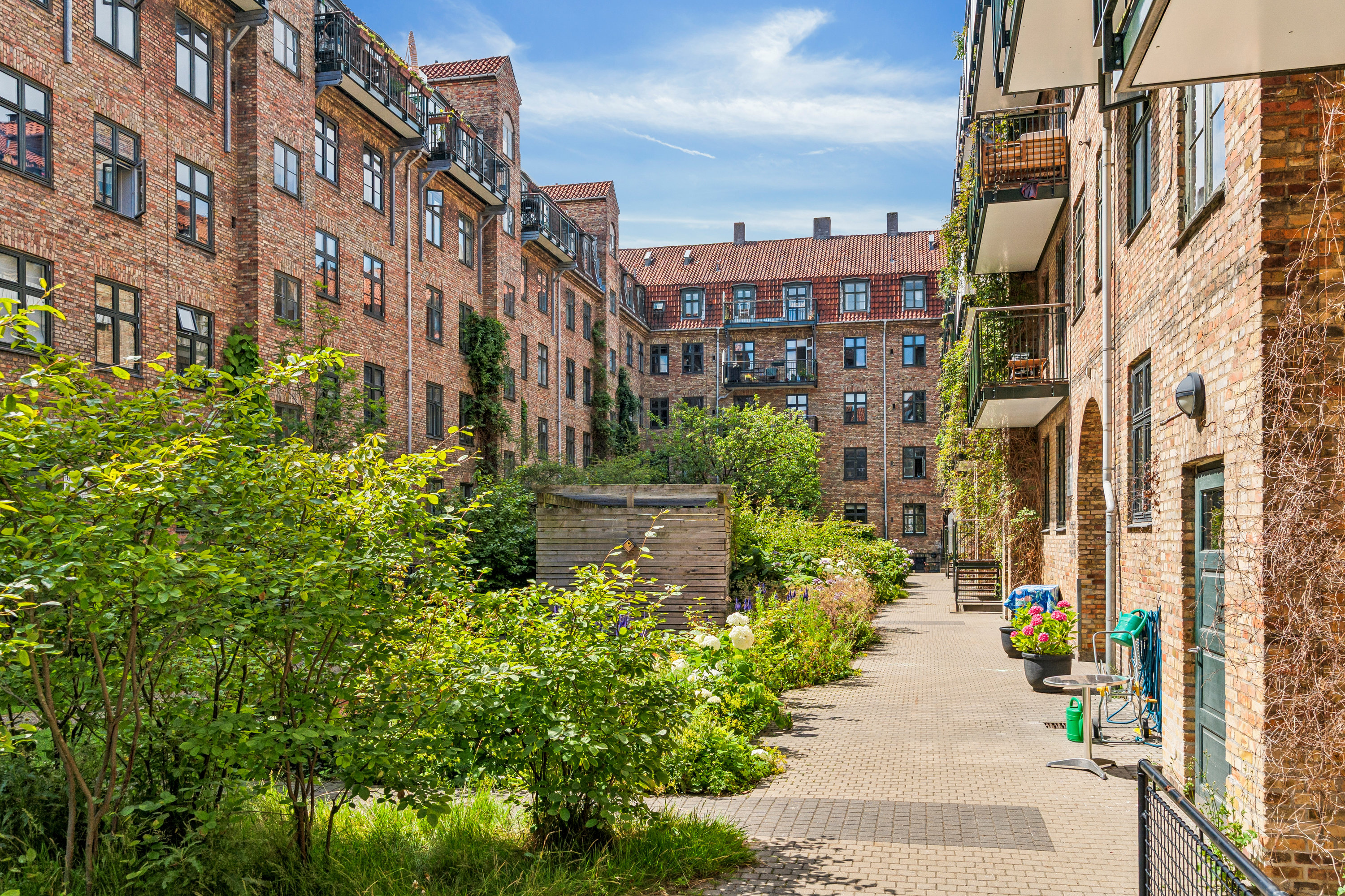 Fremhævet gårdmiljø billede i fuldskærmstilstand. Billede af Vennemindevej 51, 2. tv., 2100 København Ø