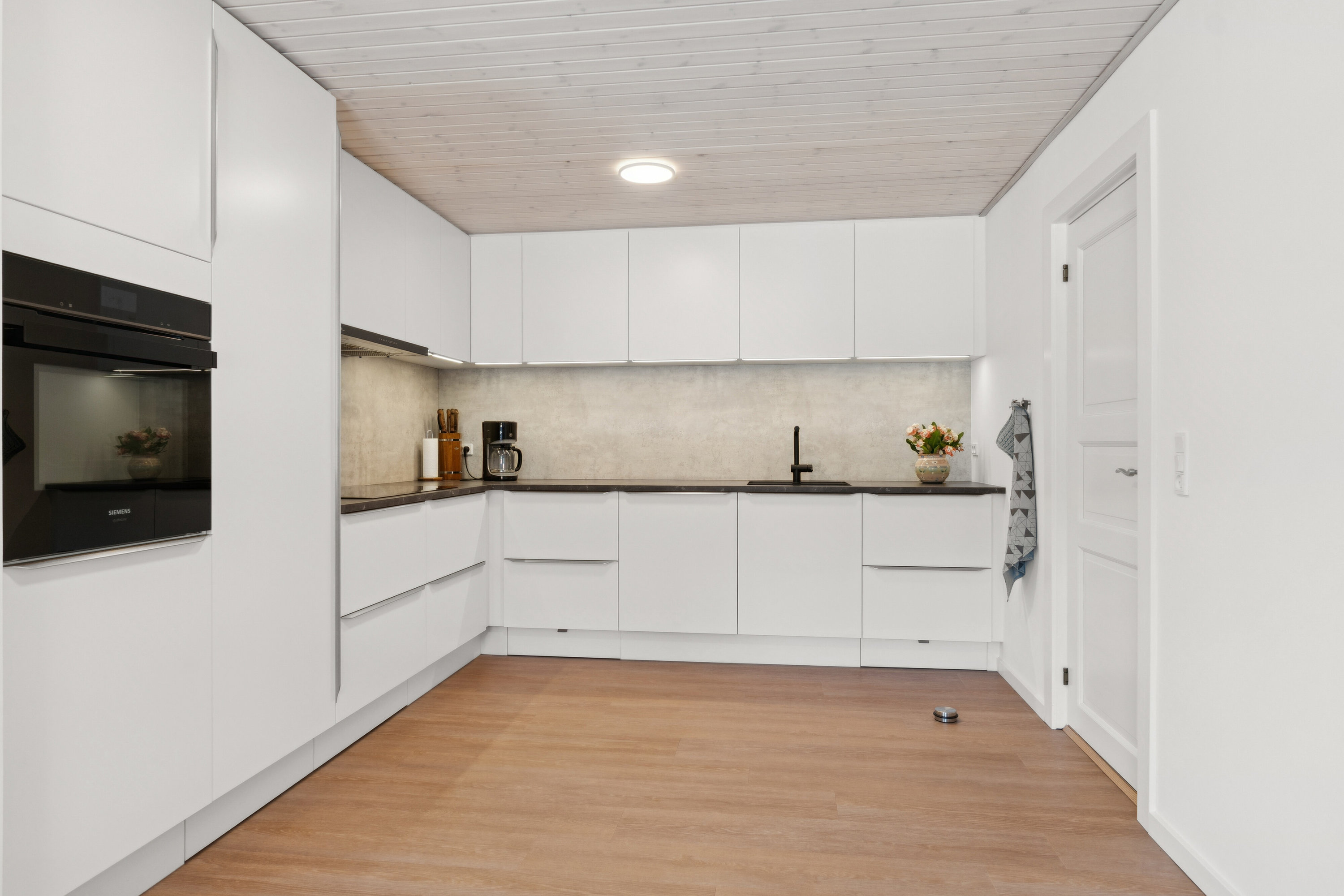 Fremhævet køkken billede i fuldskærmstilstand. Billede af Kragkærvej 7, Astrup, 9800 Hjørring