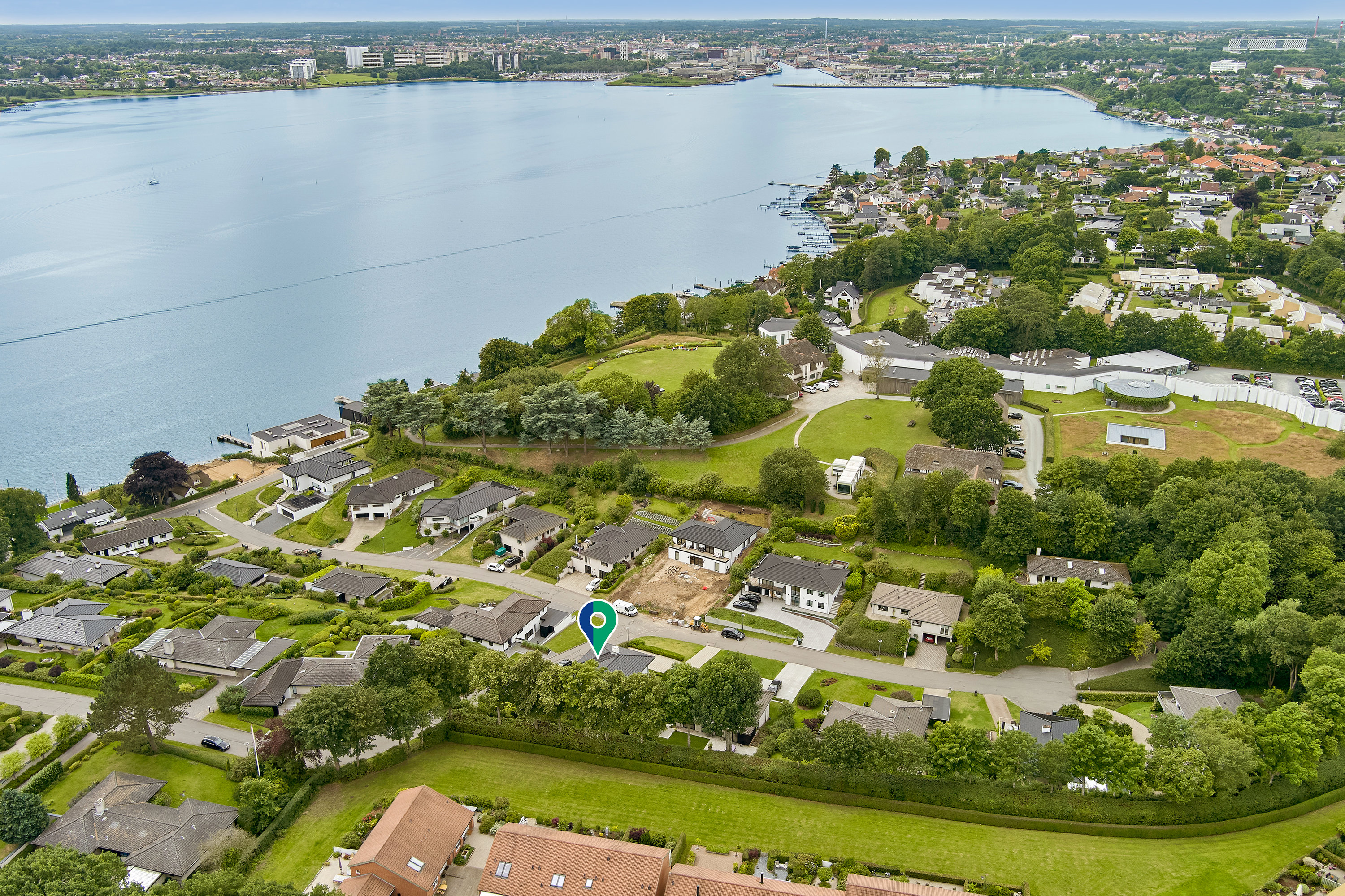 Fremhævet luftfoto billede i fuldskærmstilstand. Billede af Trapholtparken 26, Strandhuse, 6000 Kolding