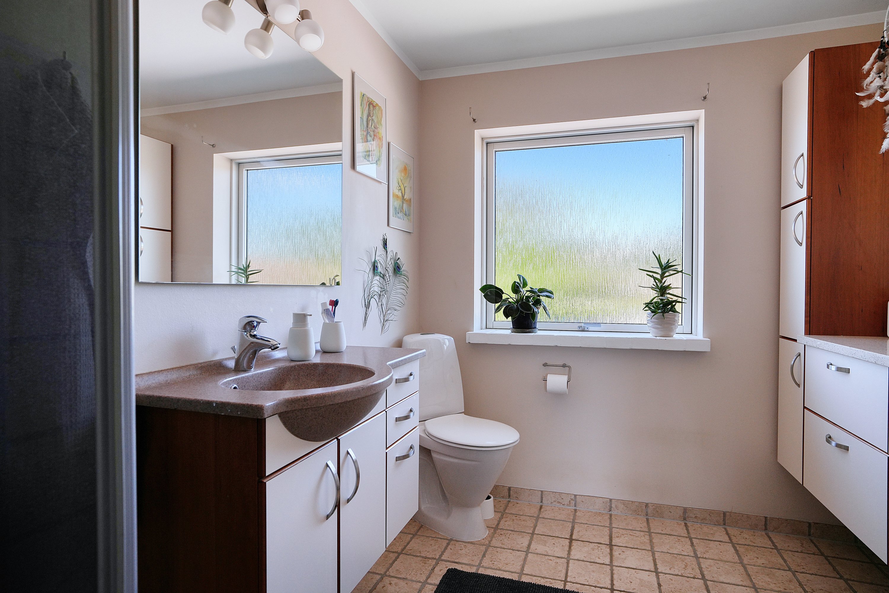 Fremhævet badeværelse stueetage billede i fuldskærmstilstand. Billede af Peder Billesvej 96, 4300 Holbæk