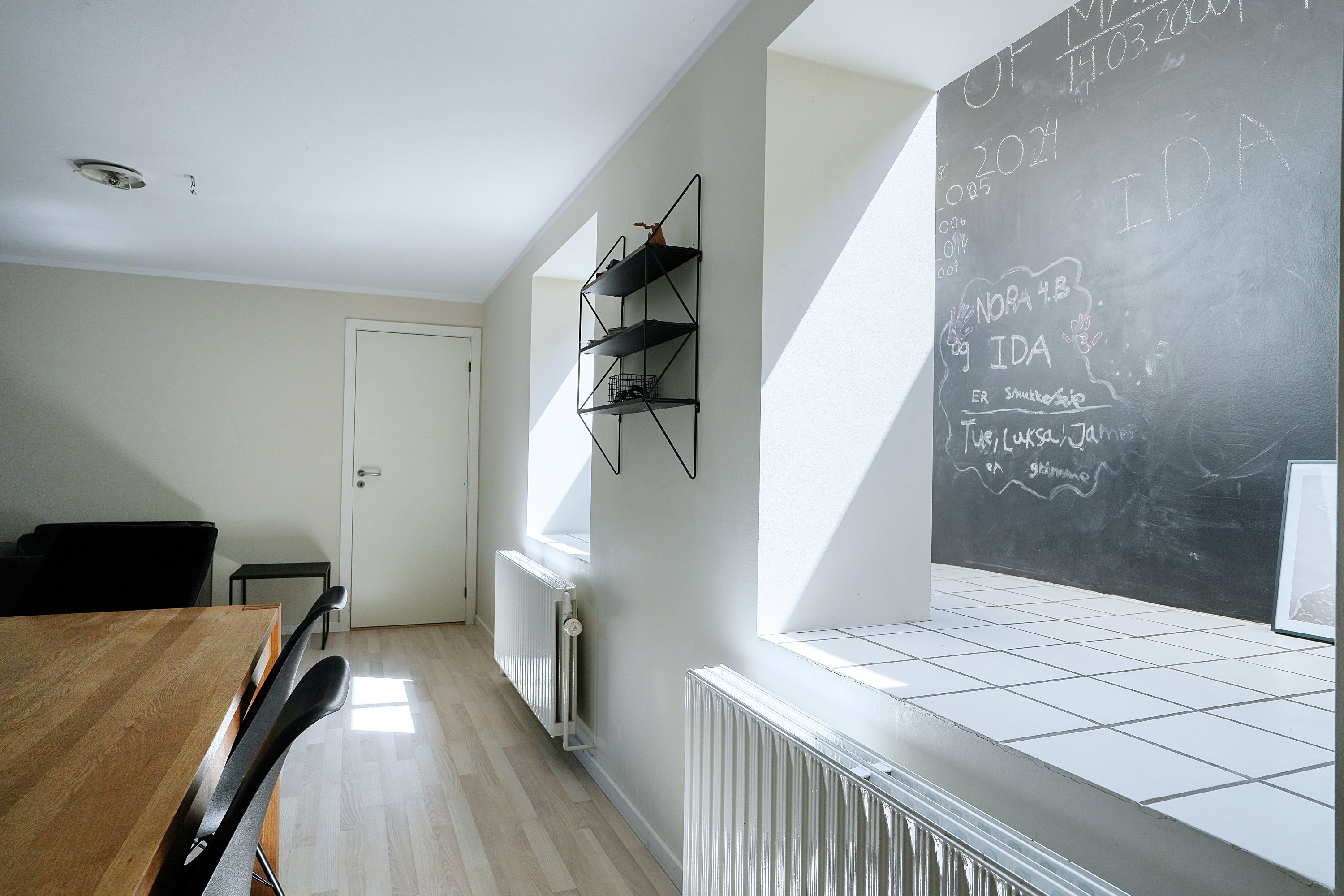 Fremhævet stue nederste etage billede i fuldskærmstilstand. Billede af Peder Billesvej 96, 4300 Holbæk