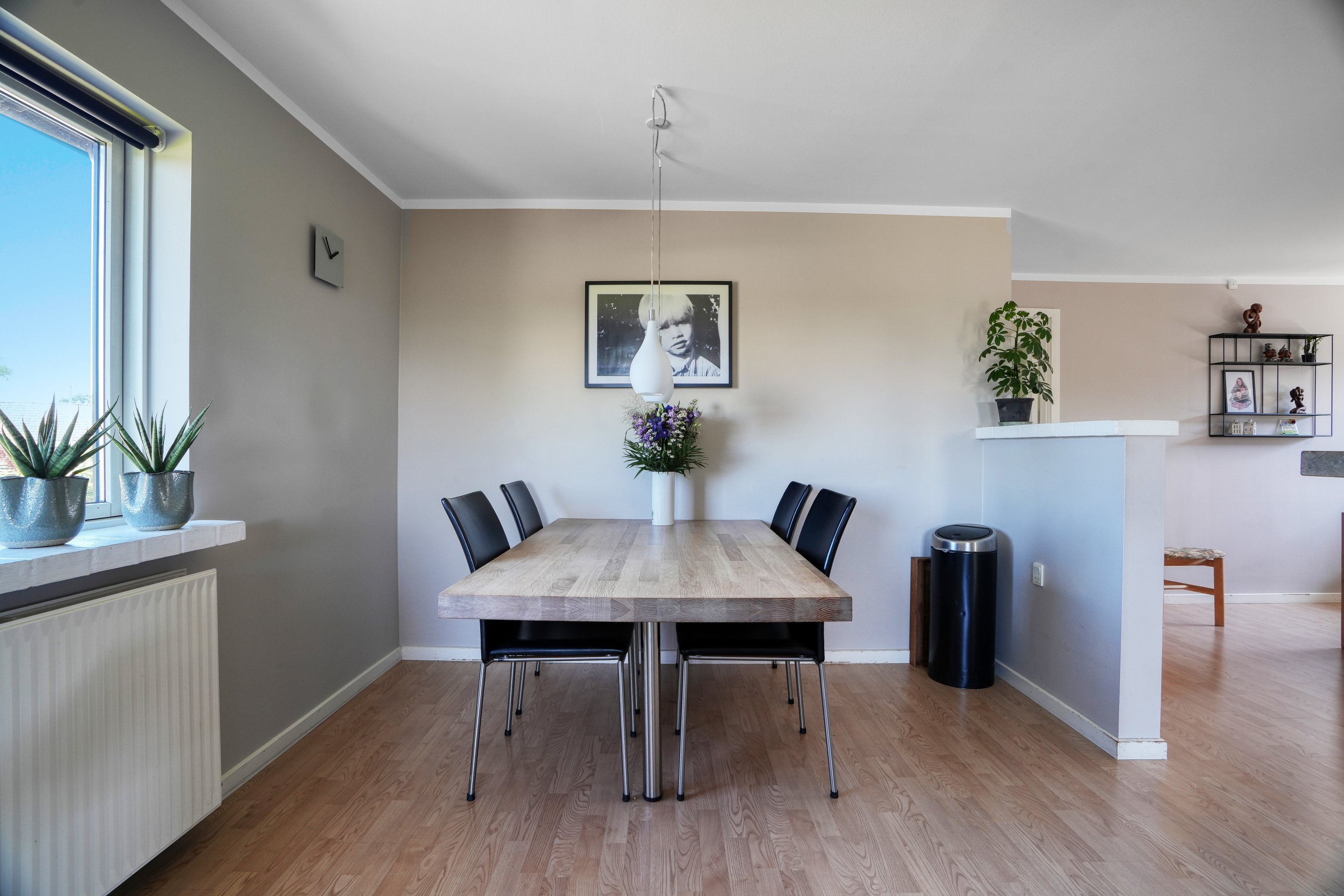 Fremhævet spisestue billede i fuldskærmstilstand. Billede af Peder Billesvej 96, 4300 Holbæk