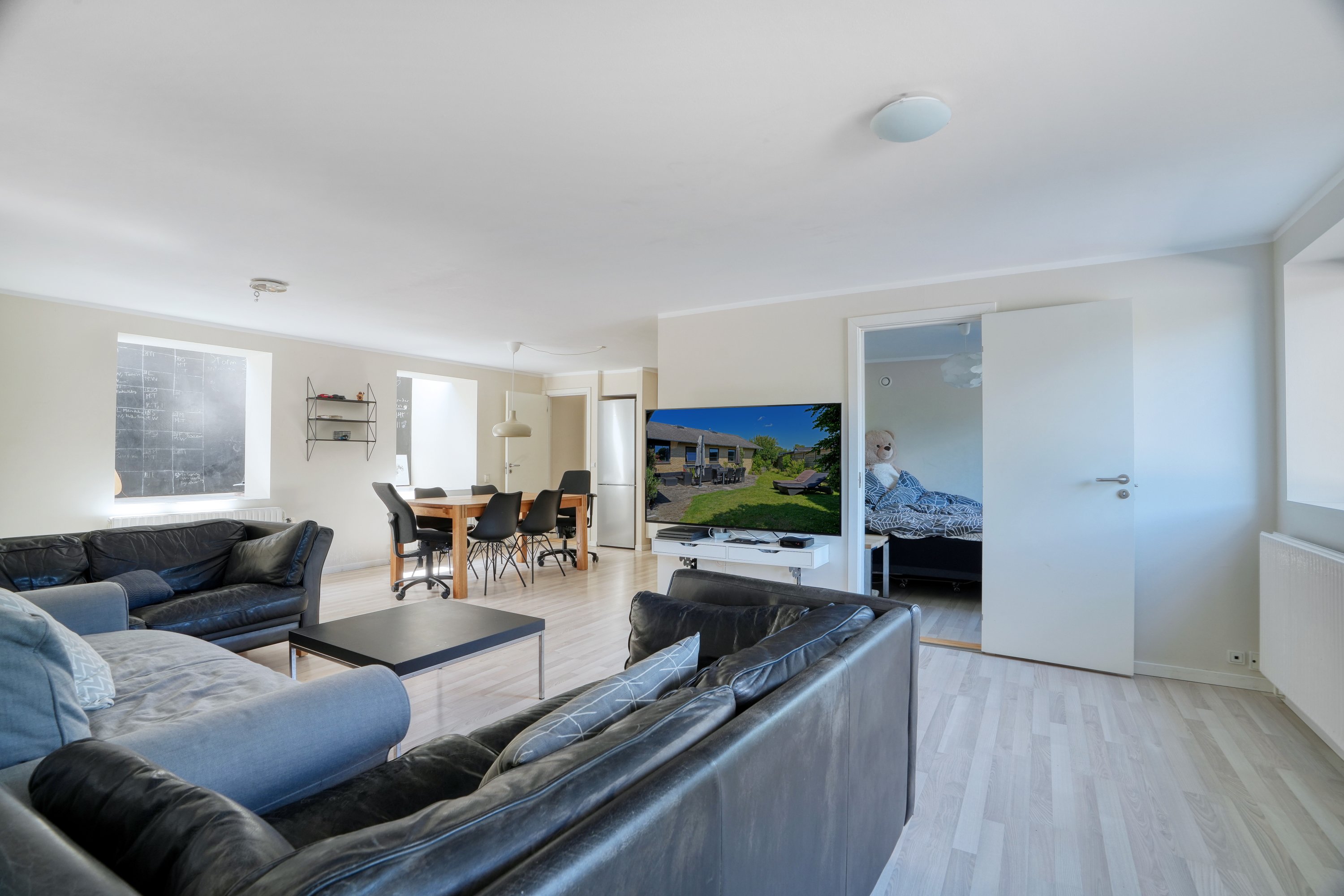 Fremhævet stue nederste etage billede i fuldskærmstilstand. Billede af Peder Billesvej 96, 4300 Holbæk