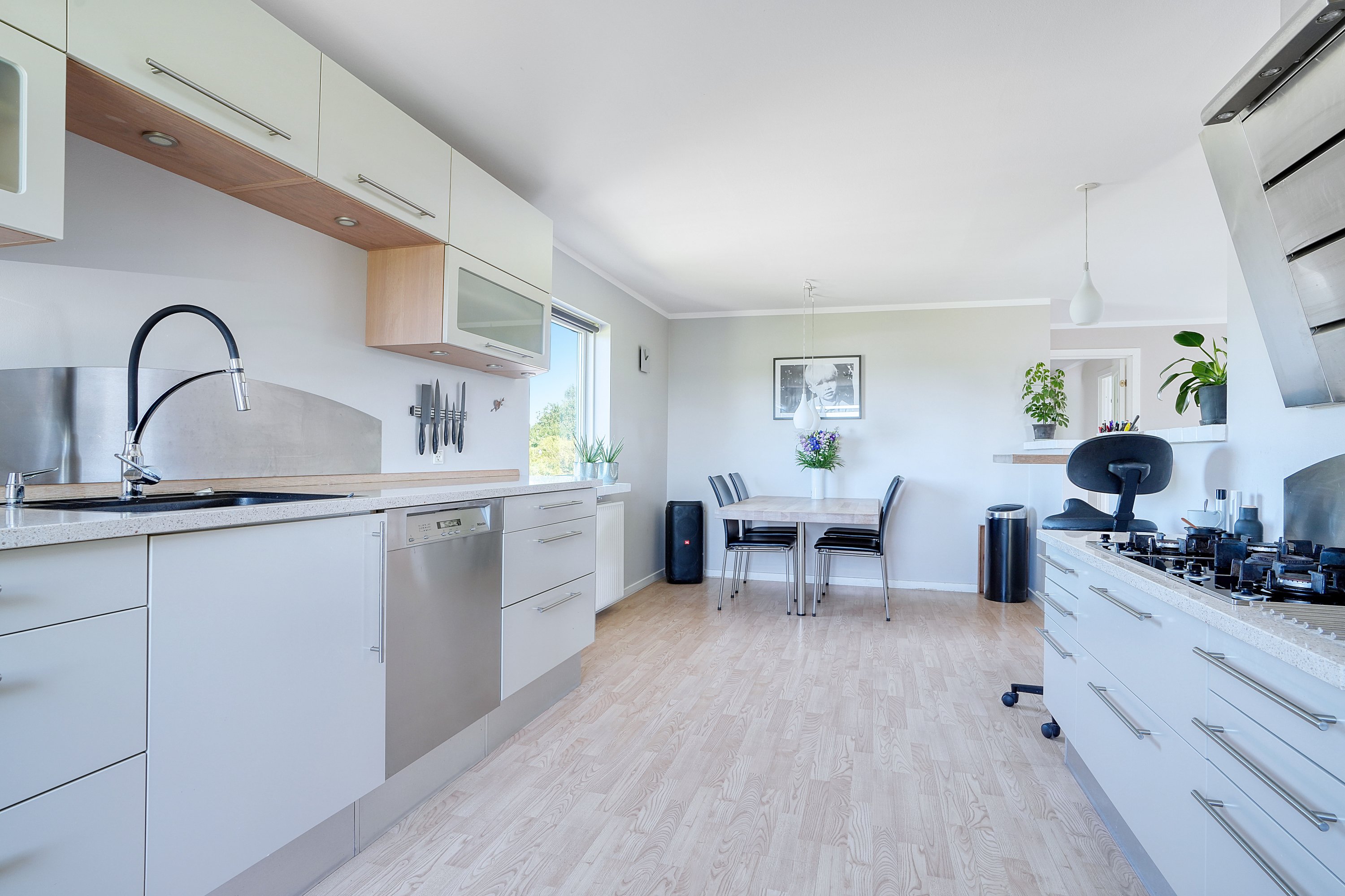 Fremhævet køkken stueetage billede i fuldskærmstilstand. Billede af Peder Billesvej 96, 4300 Holbæk