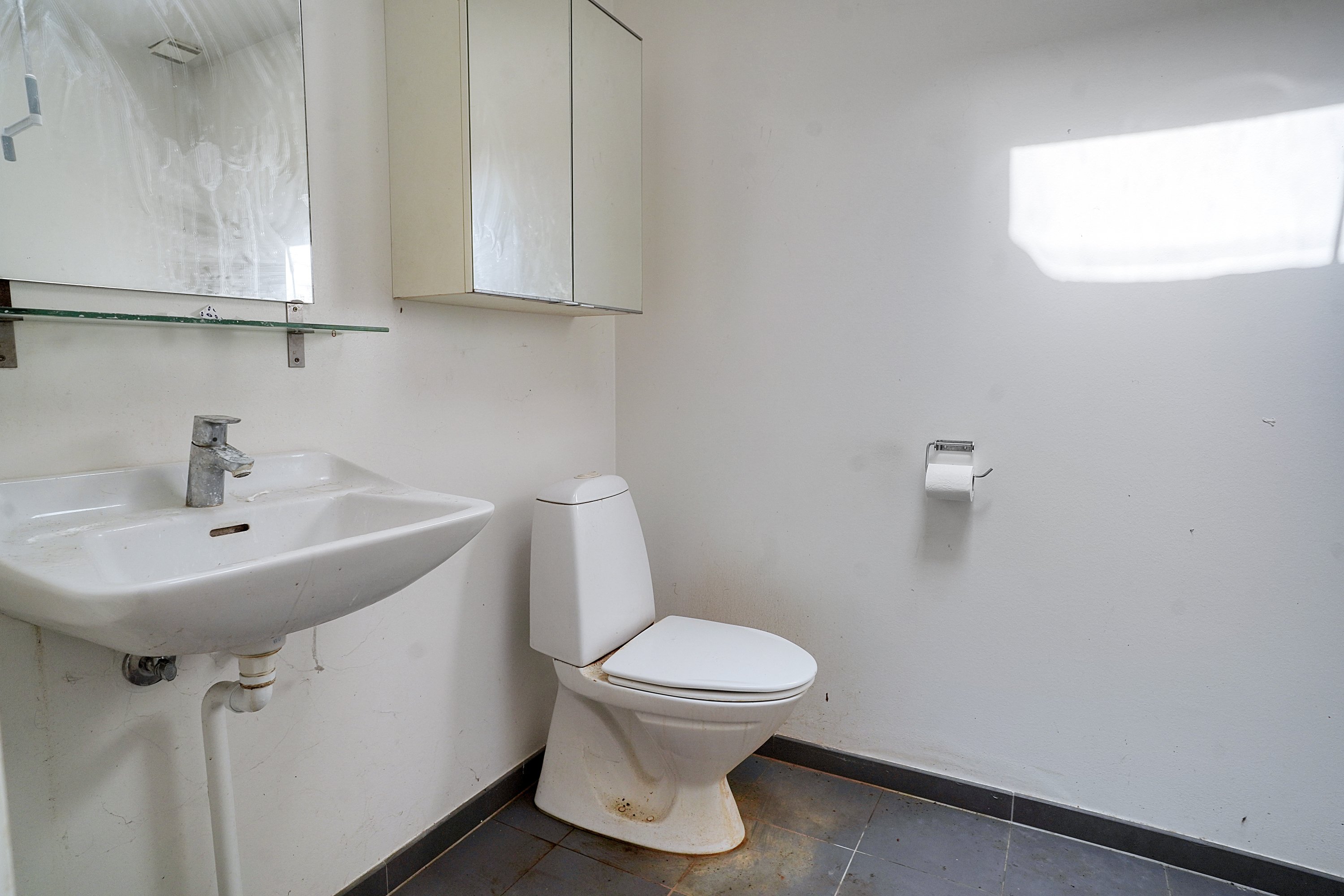 Fremhævet wc billede i fuldskærmstilstand. Billede af Kastanievej 13, 3480 Fredensborg