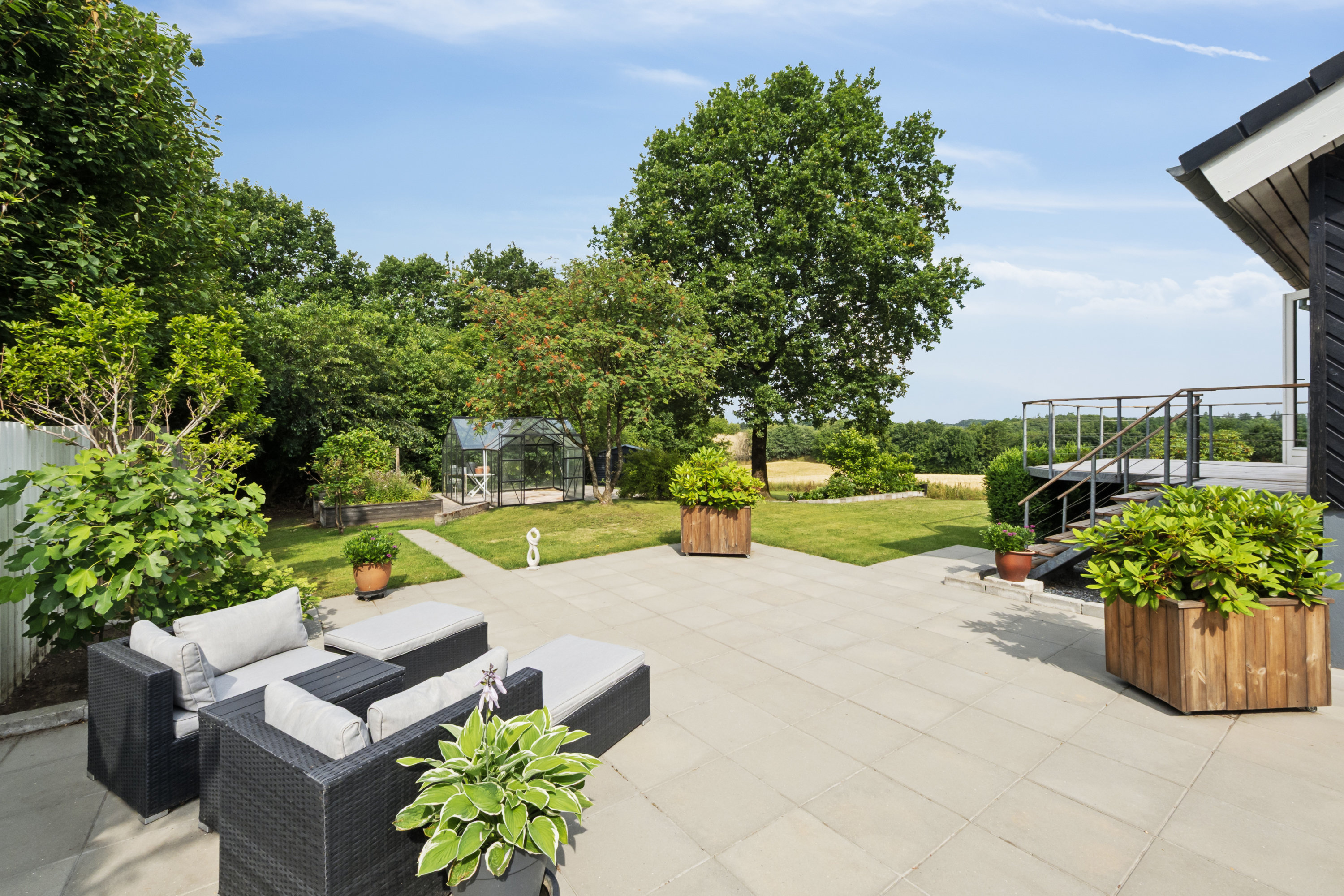 Fremhævet terrasse billede i fuldskærmstilstand. Billede af Lærkebakken 26, 8831 Løgstrup