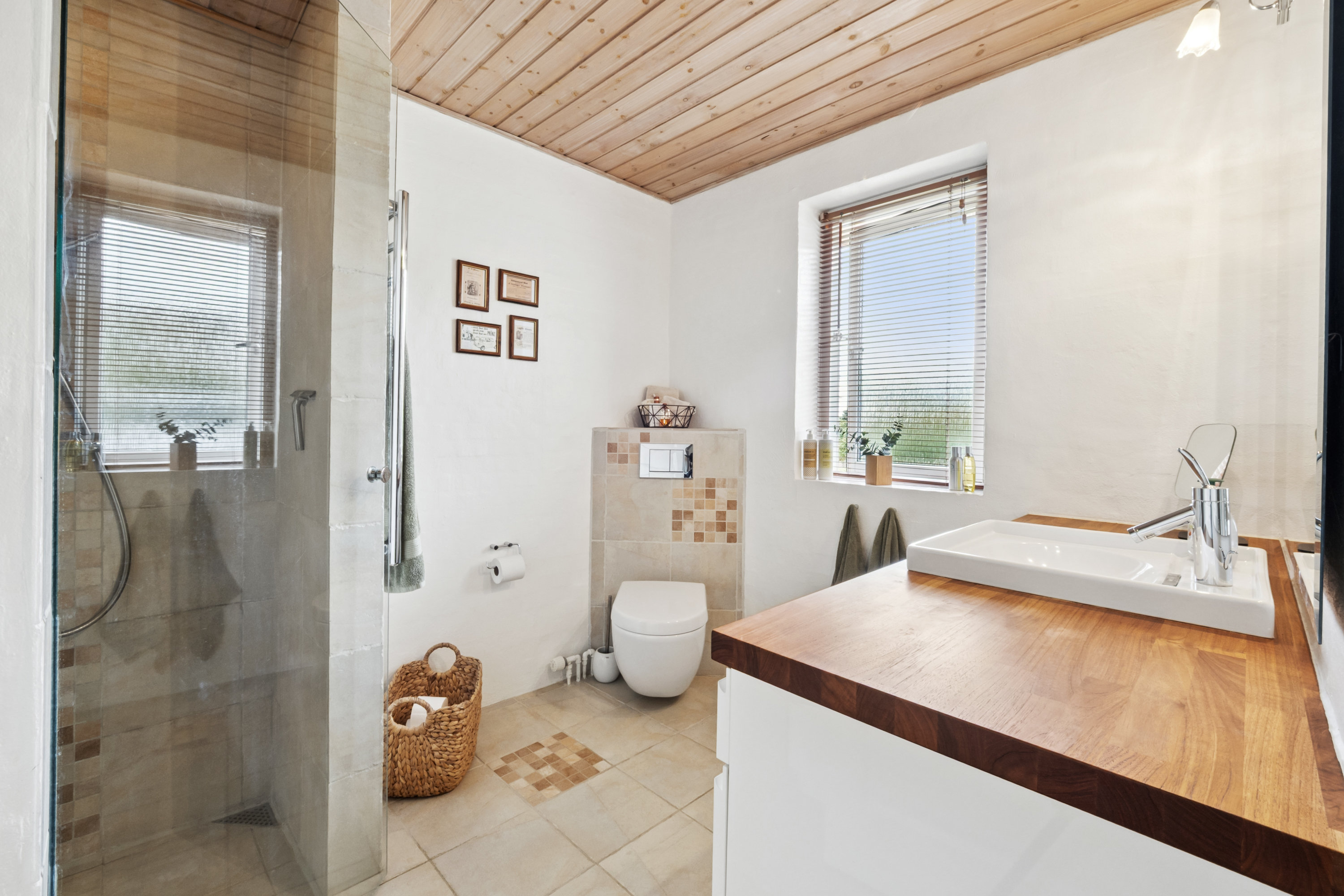 Fremhævet badeværelse billede i fuldskærmstilstand. Billede af Lærkebakken 26, 8831 Løgstrup