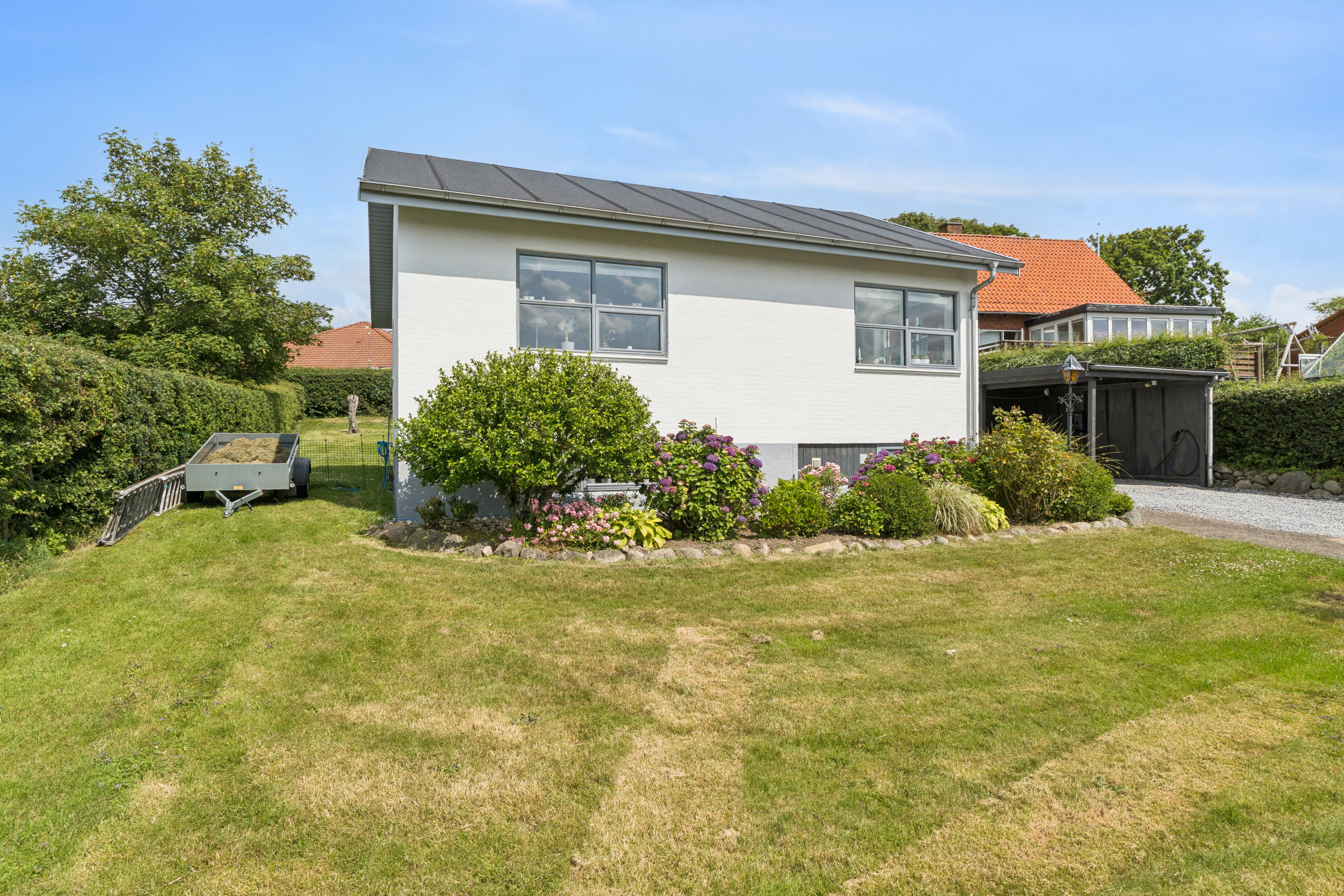 Fremhævet set fra haven billede i fuldskærmstilstand. Billede af Aldershøjvej 26, 9800 Hjørring
