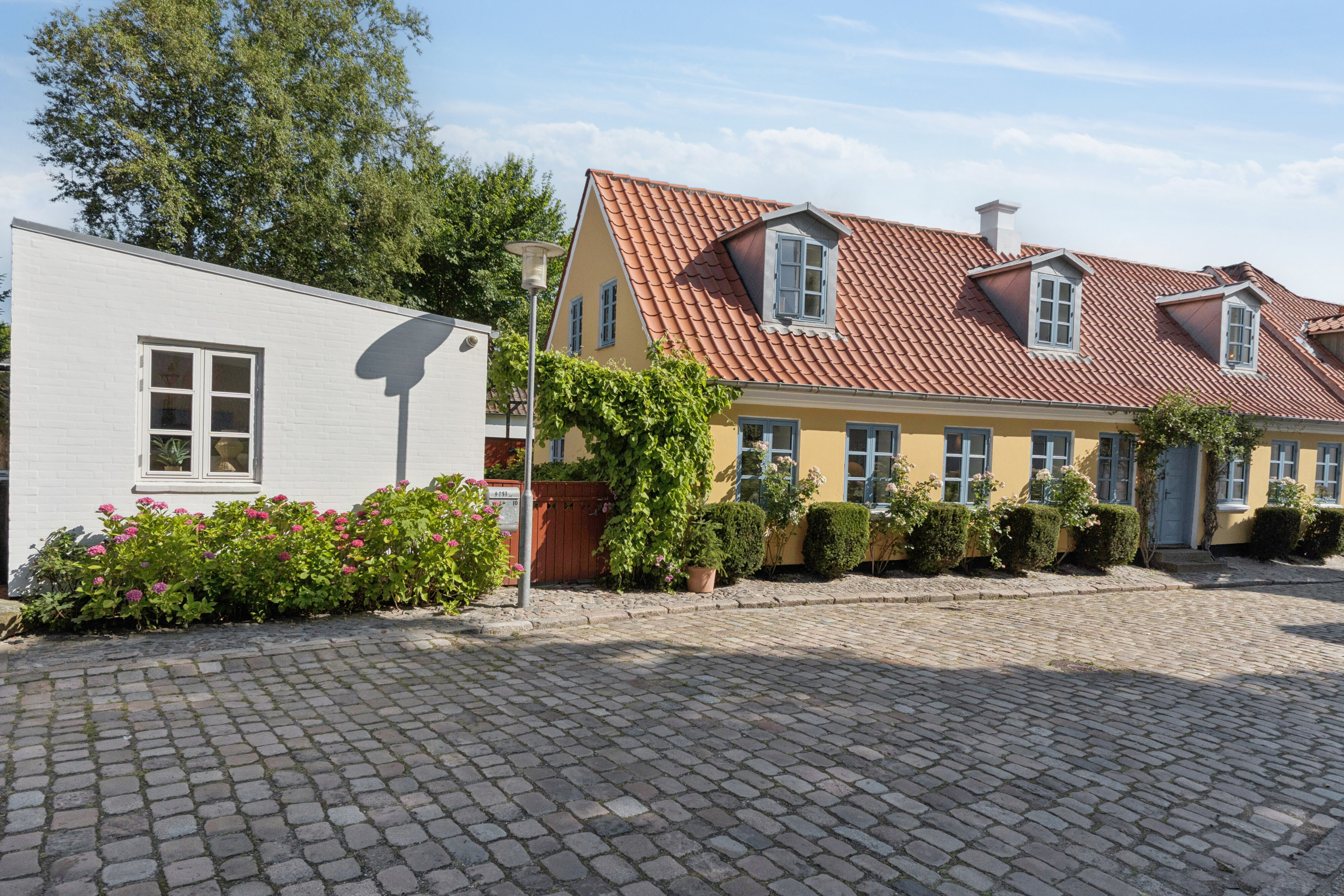 Fremhævet set fra vejen billede i fuldskærmstilstand. Billede af Store Kirkestræde 10, 9800 Hjørring