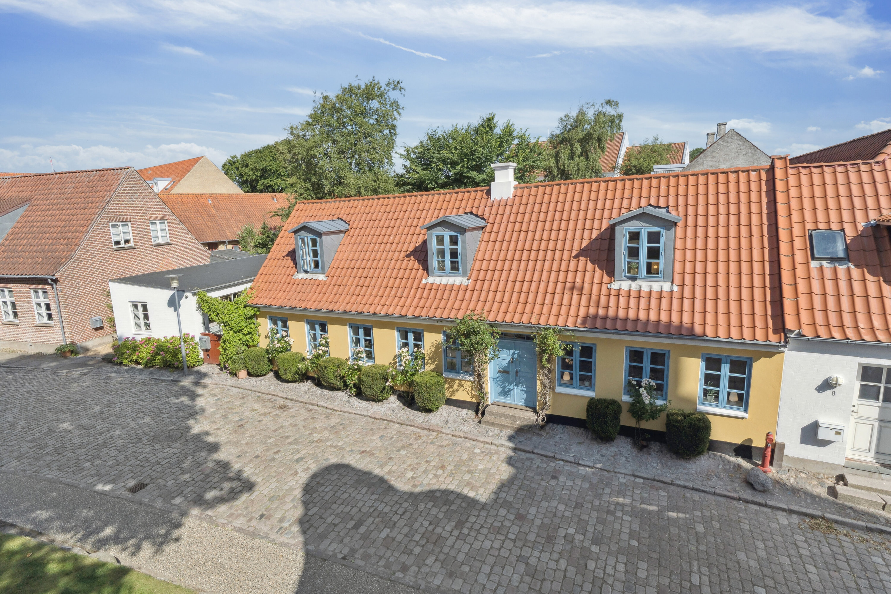 Fremhævet set fra vejen billede i fuldskærmstilstand. Billede af Store Kirkestræde 10, 9800 Hjørring