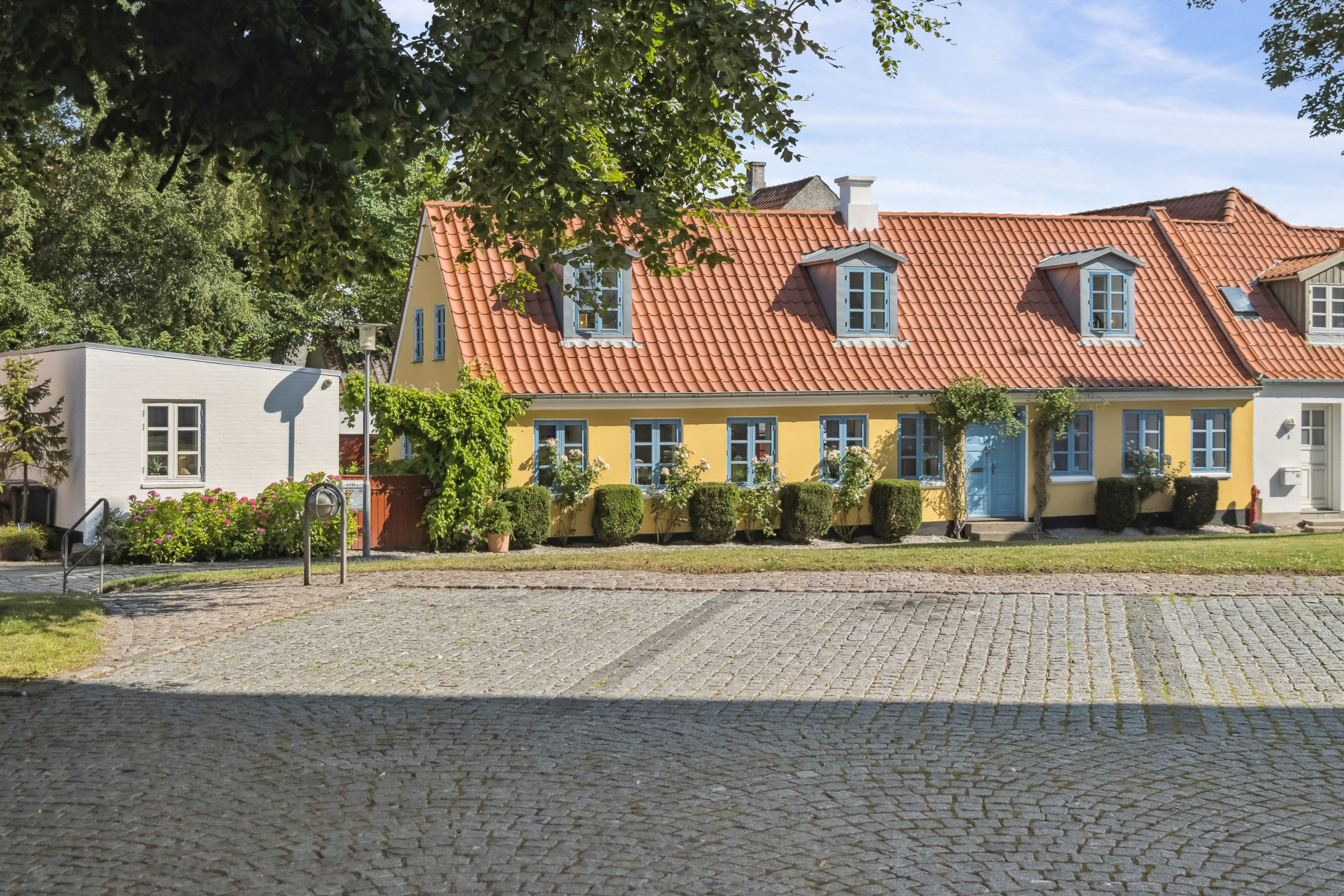 Fremhævet set fra vejen billede i fuldskærmstilstand. Billede af Store Kirkestræde 10, 9800 Hjørring