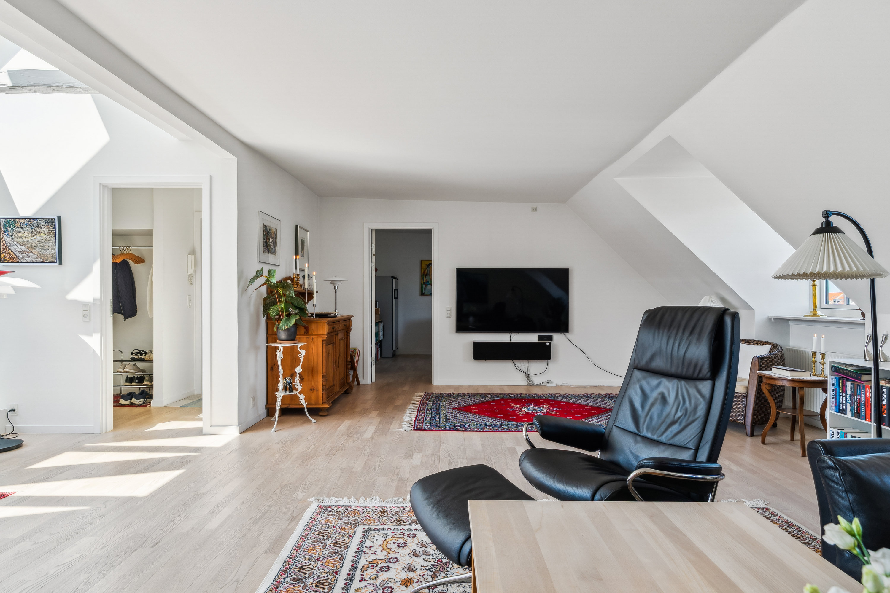 Fremhævet stue billede i fuldskærmstilstand. Billede af Fridtjof Nansens Plads 3, 5. th., 2100 København Ø