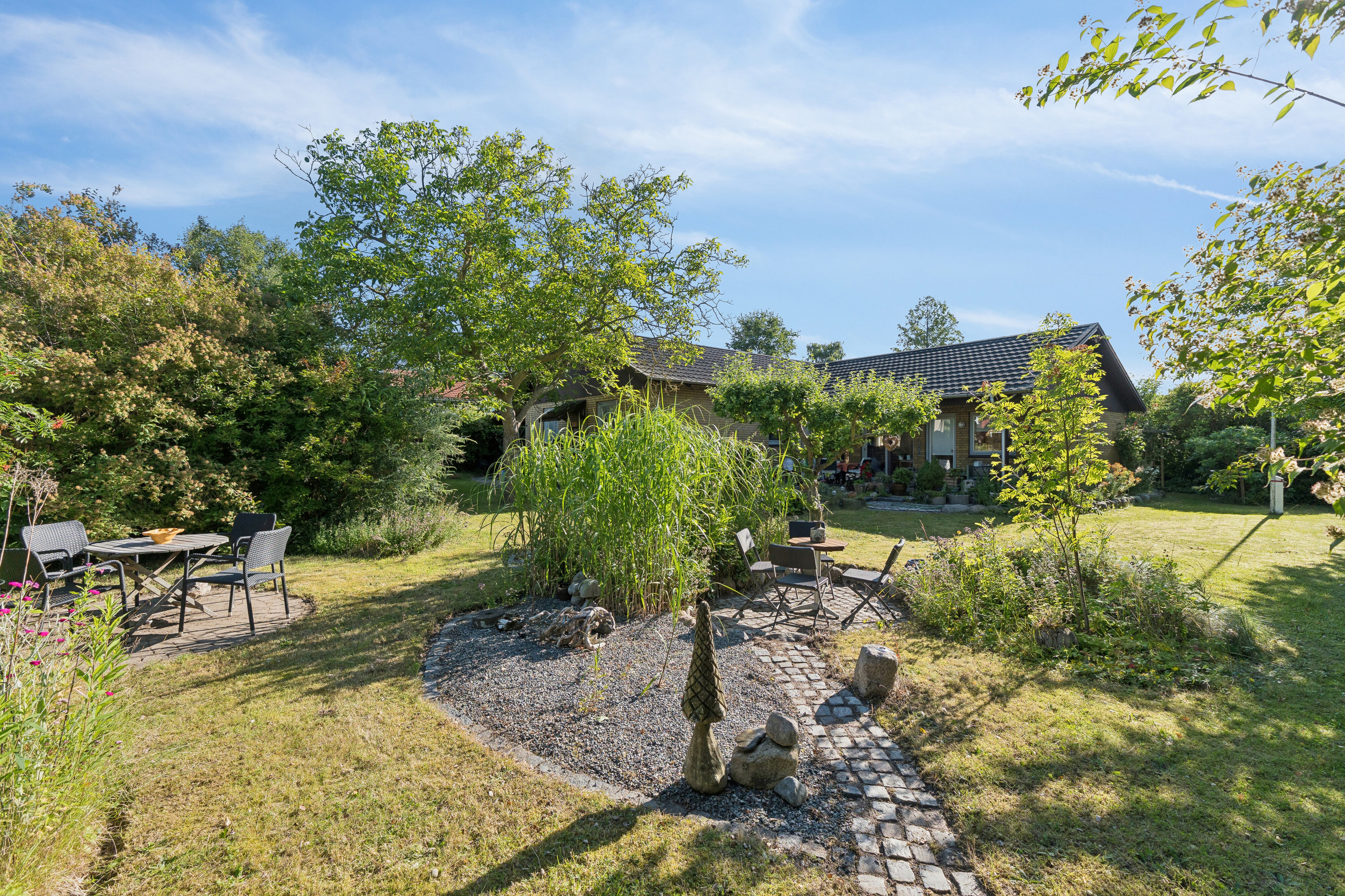 Fremhævet set fra haven billede i fuldskærmstilstand. Billede af Ølunden 9, 5330 Munkebo