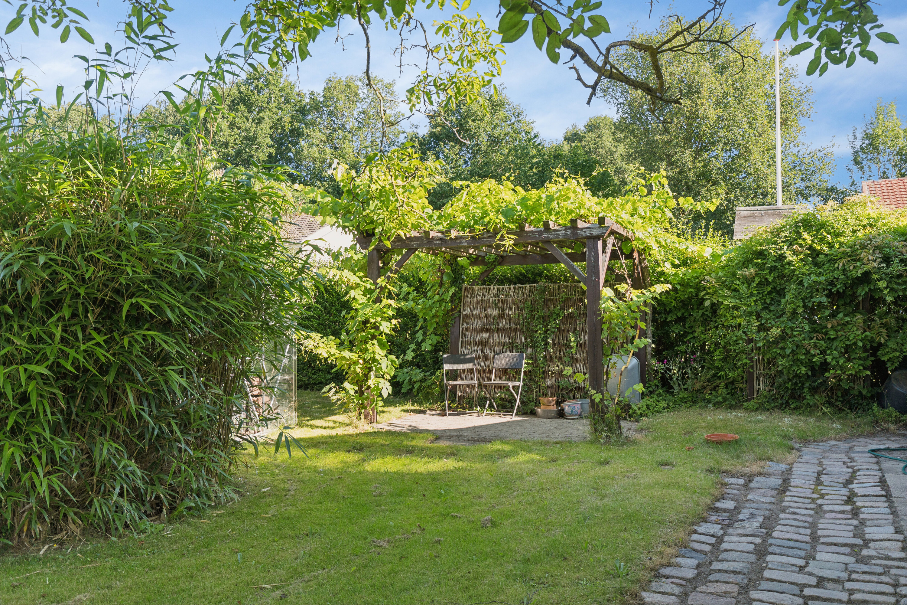 Fremhævet set fra haven billede i fuldskærmstilstand. Billede af Ølunden 9, 5330 Munkebo