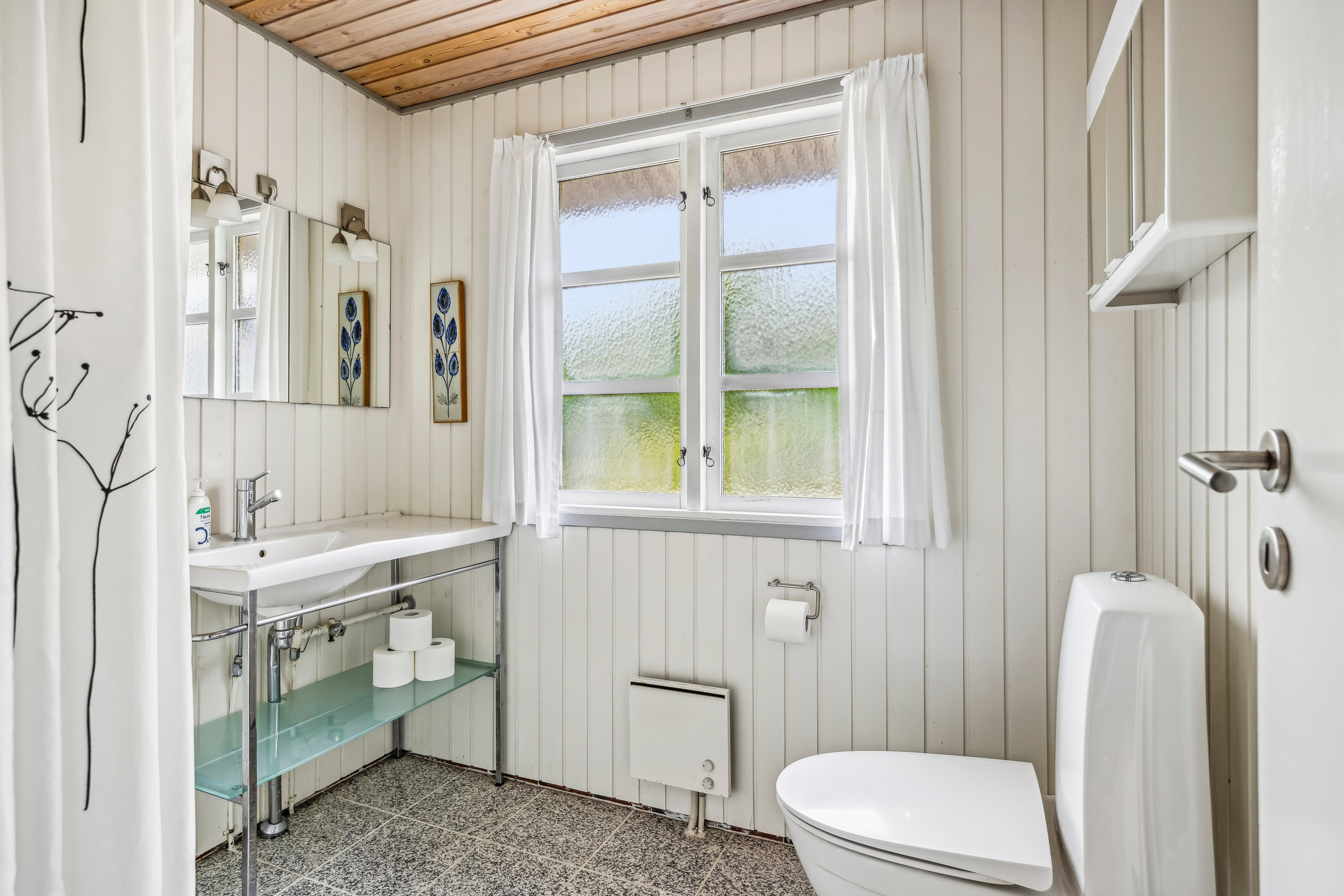 Fremhævet badeværelse billede i fuldskærmstilstand. Billede af Tronhøjvej 7, Kongsgårde, 8420 Knebel