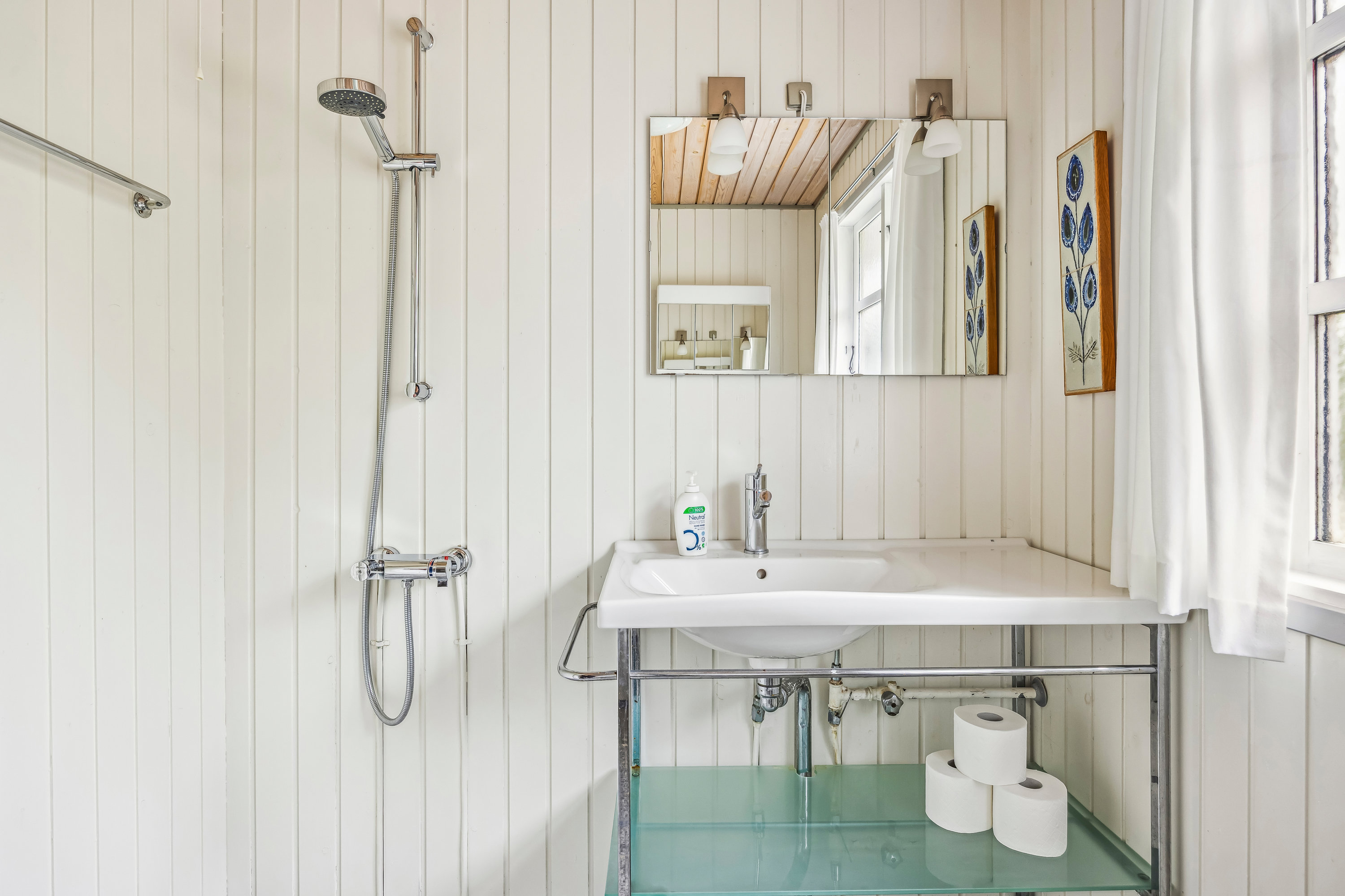 Fremhævet badeværelse billede i fuldskærmstilstand. Billede af Tronhøjvej 7, Kongsgårde, 8420 Knebel