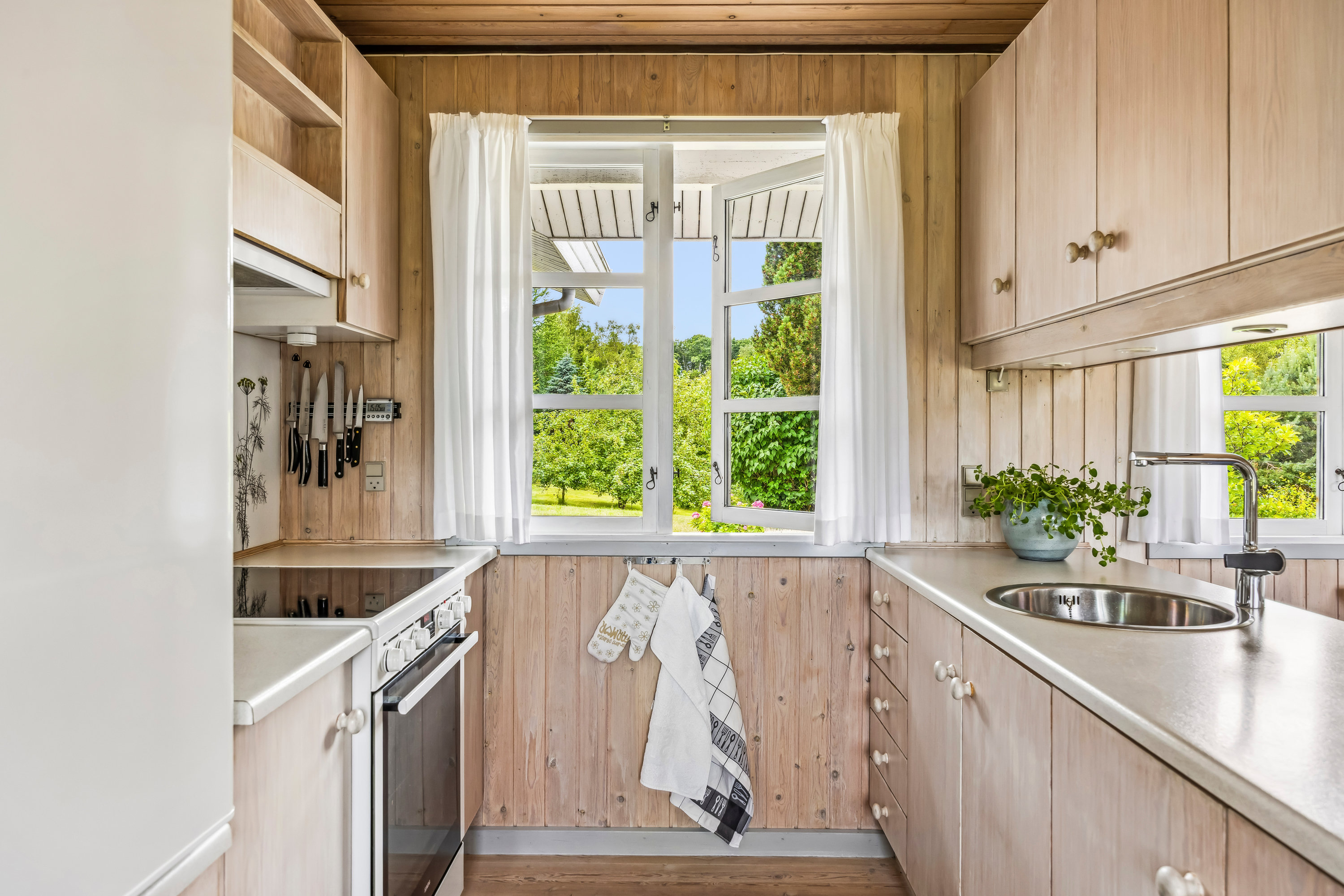 Fremhævet køkken billede i fuldskærmstilstand. Billede af Tronhøjvej 7, Kongsgårde, 8420 Knebel