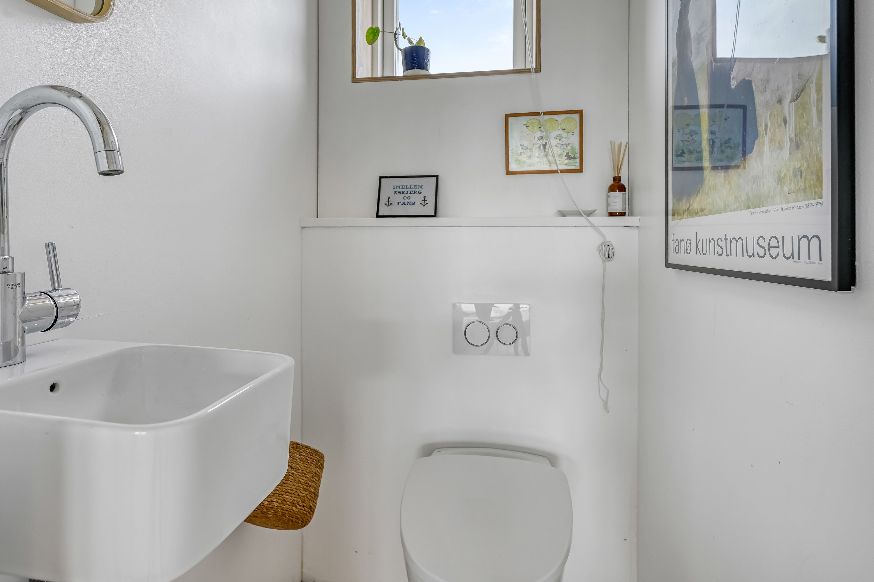 Fremhævet toilet billede i fuldskærmstilstand. Billede af Slunden 110, Rindby Strand, 6720 Fanø