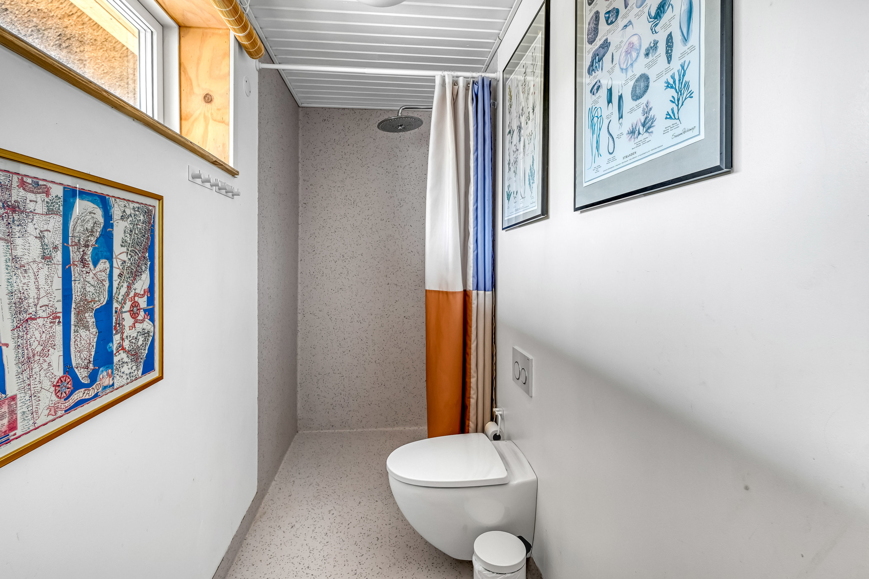 Fremhævet badeværelse billede i fuldskærmstilstand. Billede af Slunden 110, Rindby Strand, 6720 Fanø