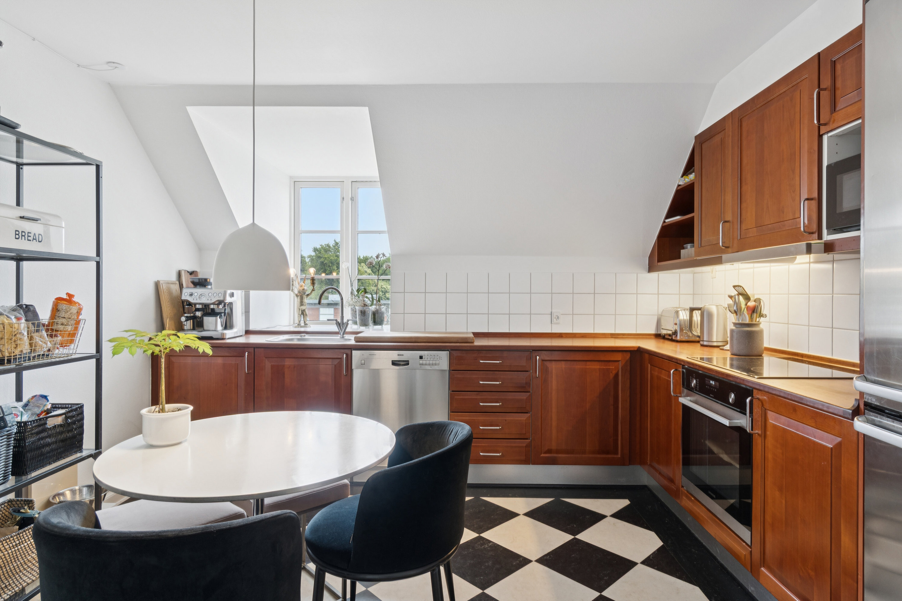 Fremhævet køkken billede i fuldskærmstilstand. Billede af Dronningens Vænge 11, 1. mfth., 2800 Kongens Lyngby