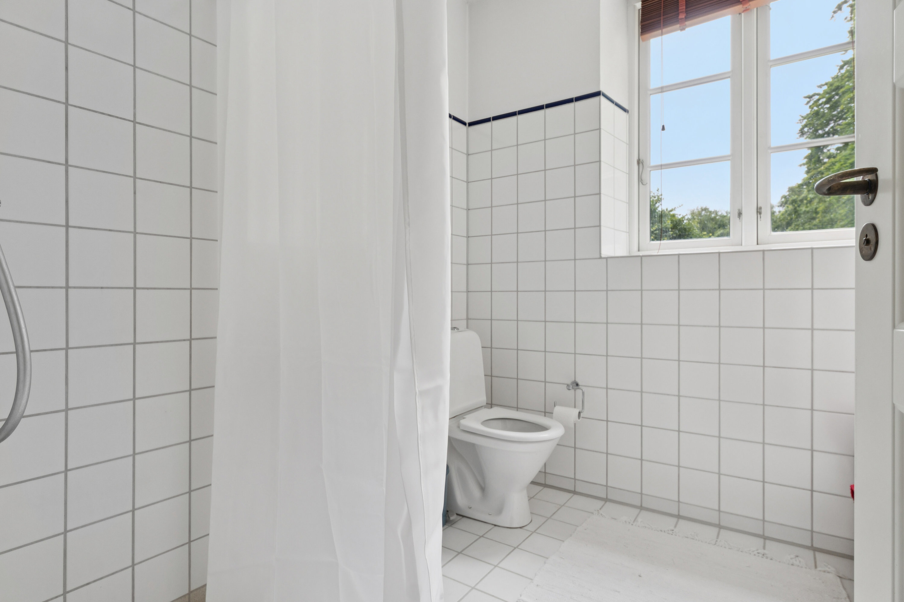 Fremhævet badeværelse billede i fuldskærmstilstand. Billede af Dronningens Vænge 11, 1. mfth., 2800 Kongens Lyngby