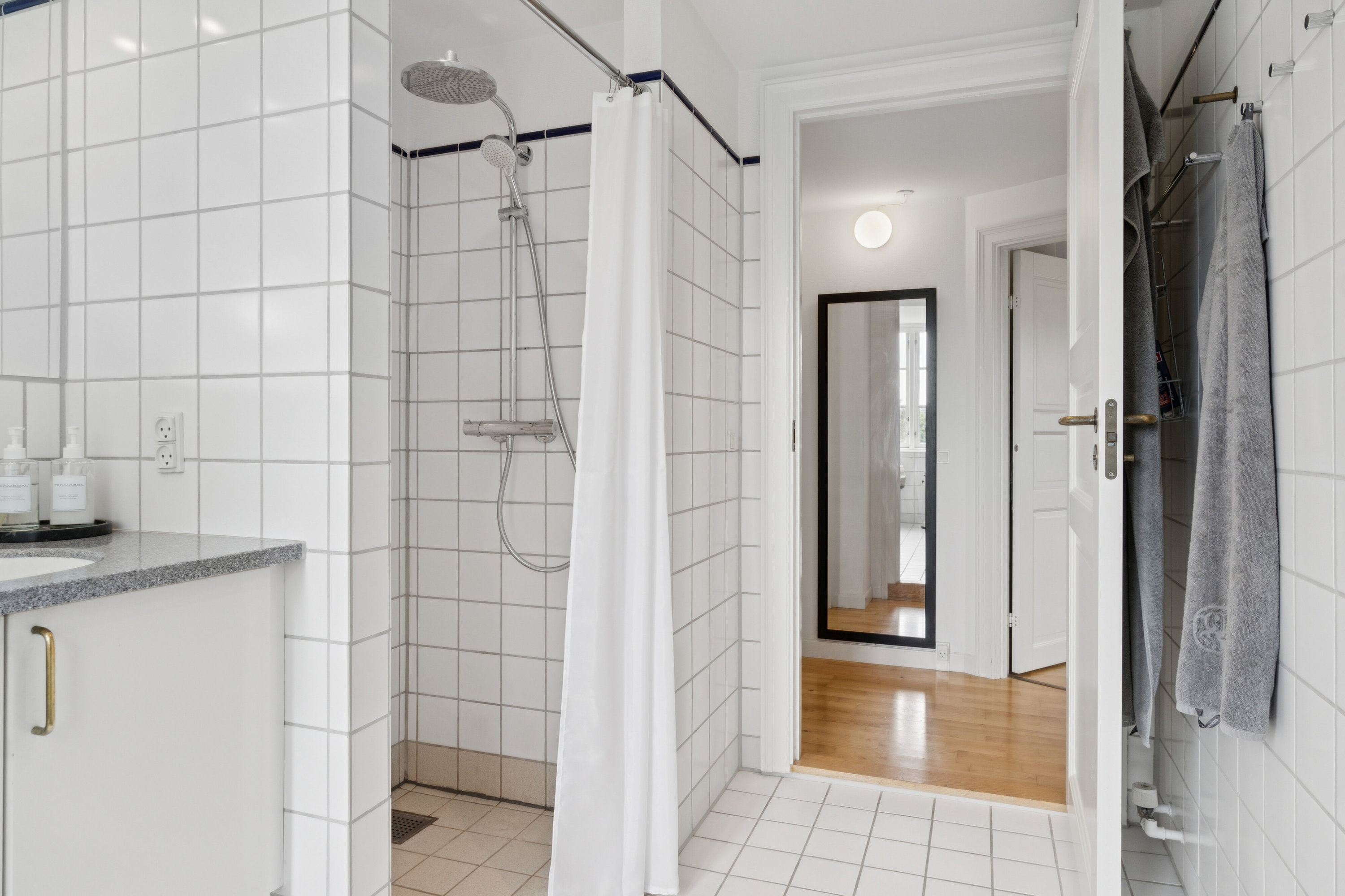 Fremhævet badeværelse billede i fuldskærmstilstand. Billede af Dronningens Vænge 11, 1. mfth., 2800 Kongens Lyngby