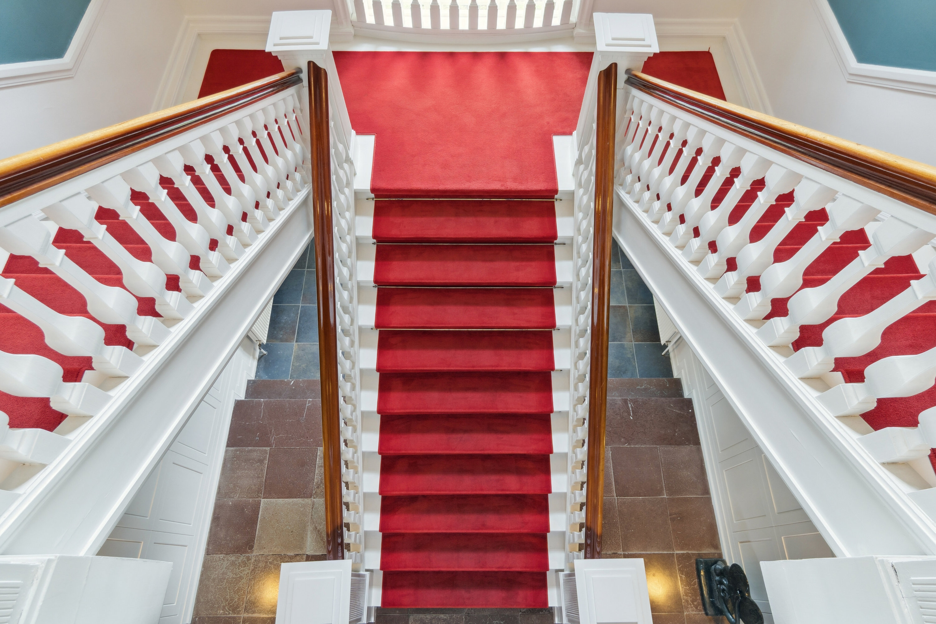 Fremhævet trappe billede i fuldskærmstilstand. Billede af Dronningens Vænge 11, 1. mfth., 2800 Kongens Lyngby