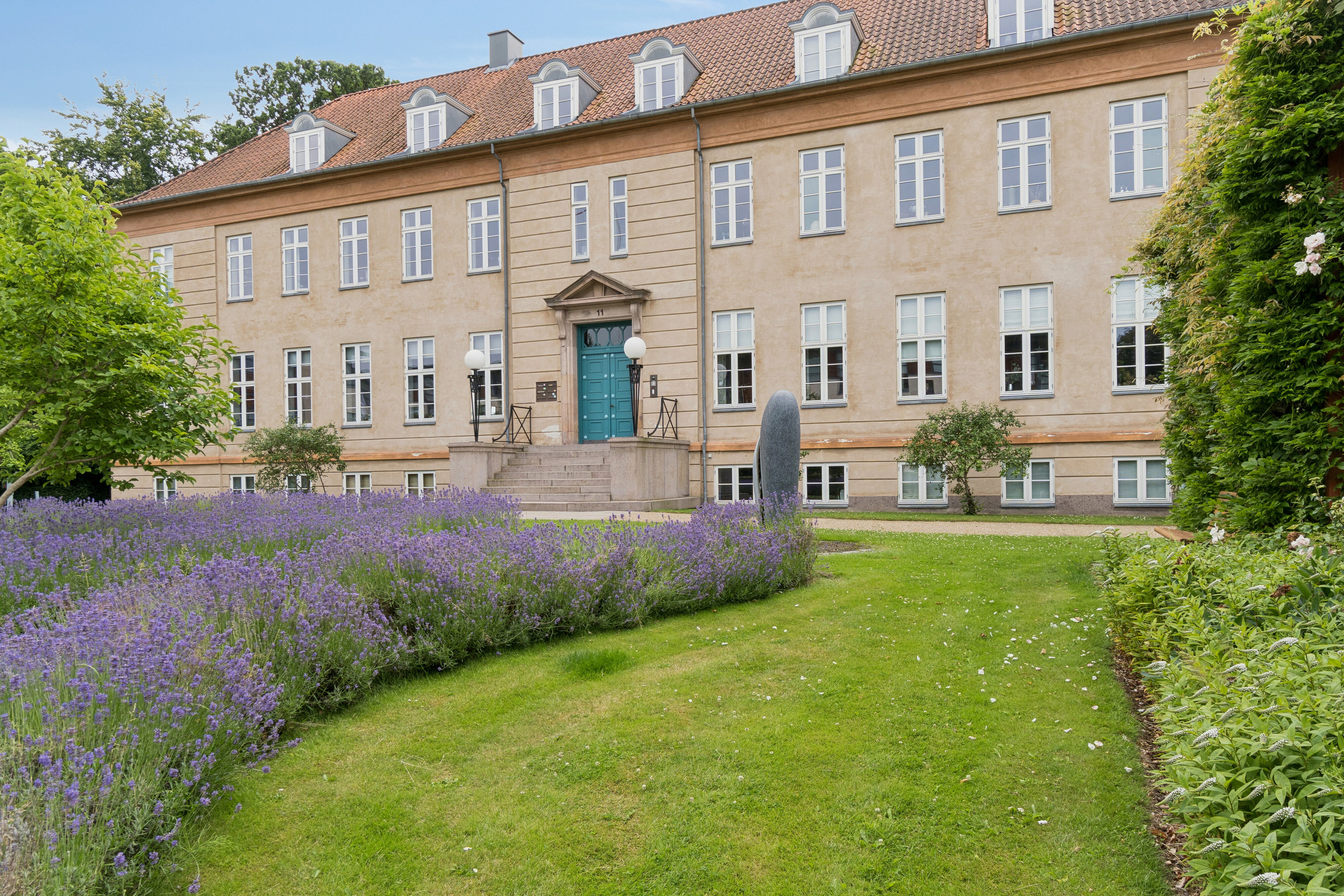 Fremhævet facade billede i fuldskærmstilstand. Billede af Dronningens Vænge 11, 1. mfth., 2800 Kongens Lyngby