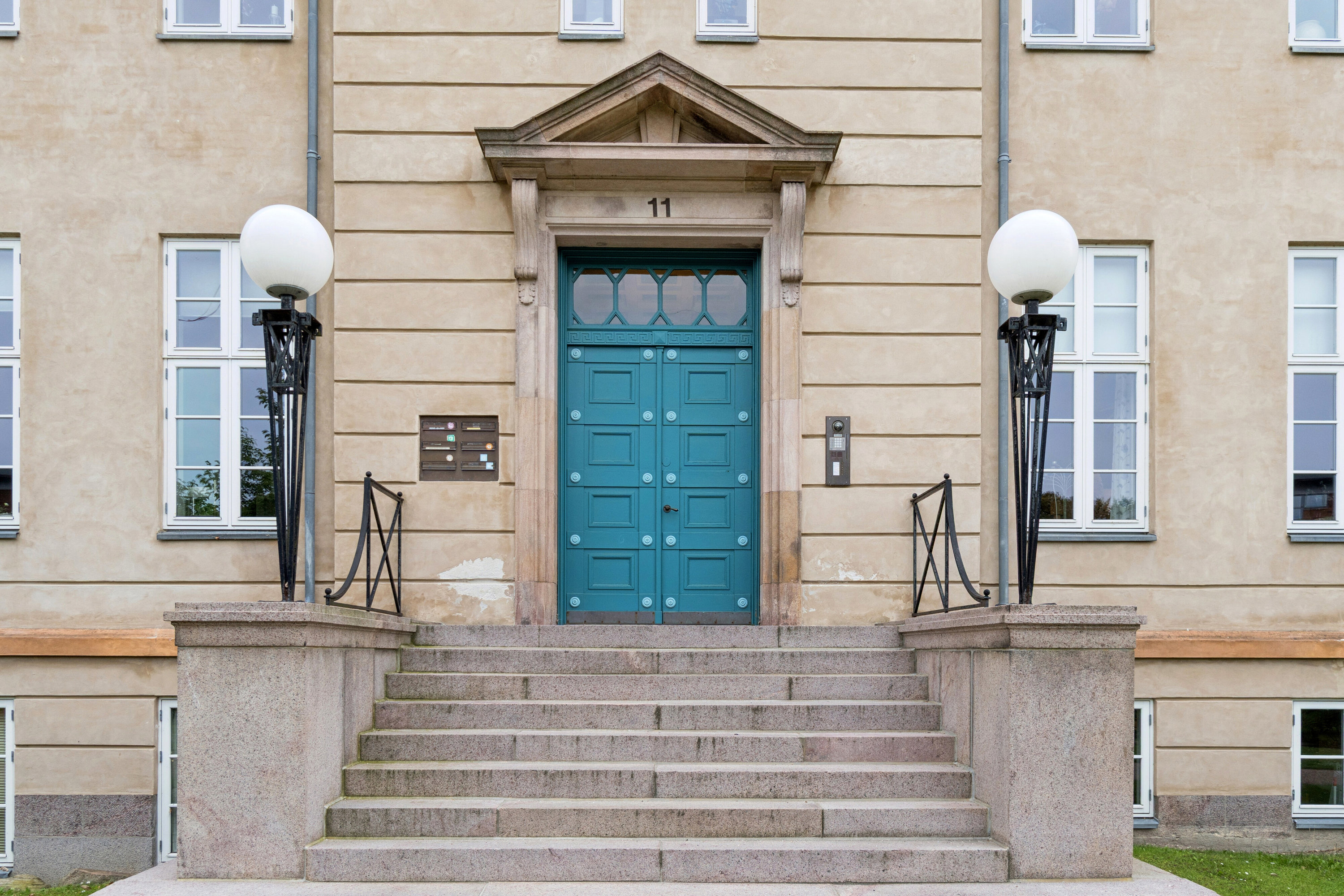 Fremhævet facade billede i fuldskærmstilstand. Billede af Dronningens Vænge 11, 1. mfth., 2800 Kongens Lyngby