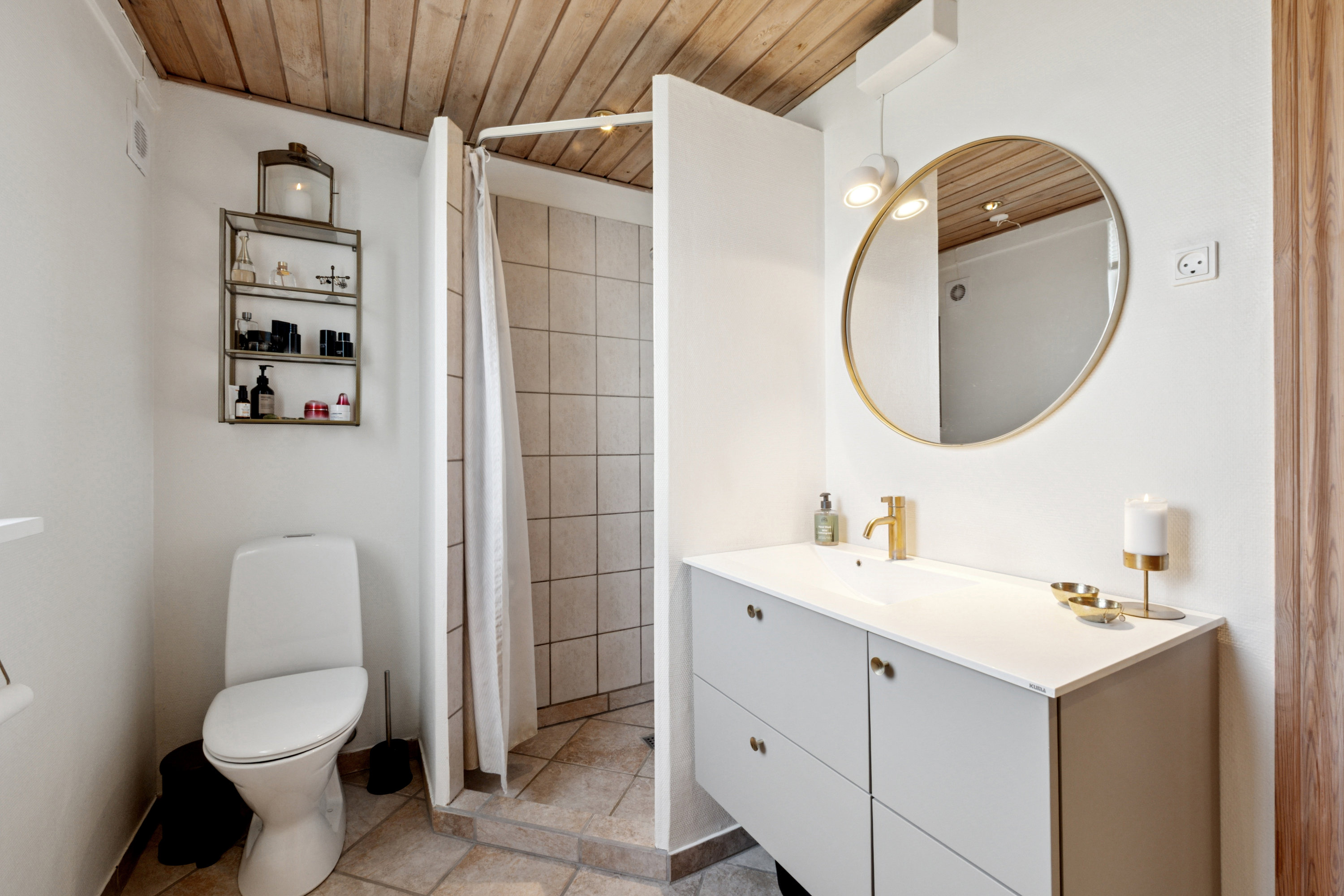 Fremhævet badeværelse billede i fuldskærmstilstand. Billede af Fjordvænget 60, 8832 Skals