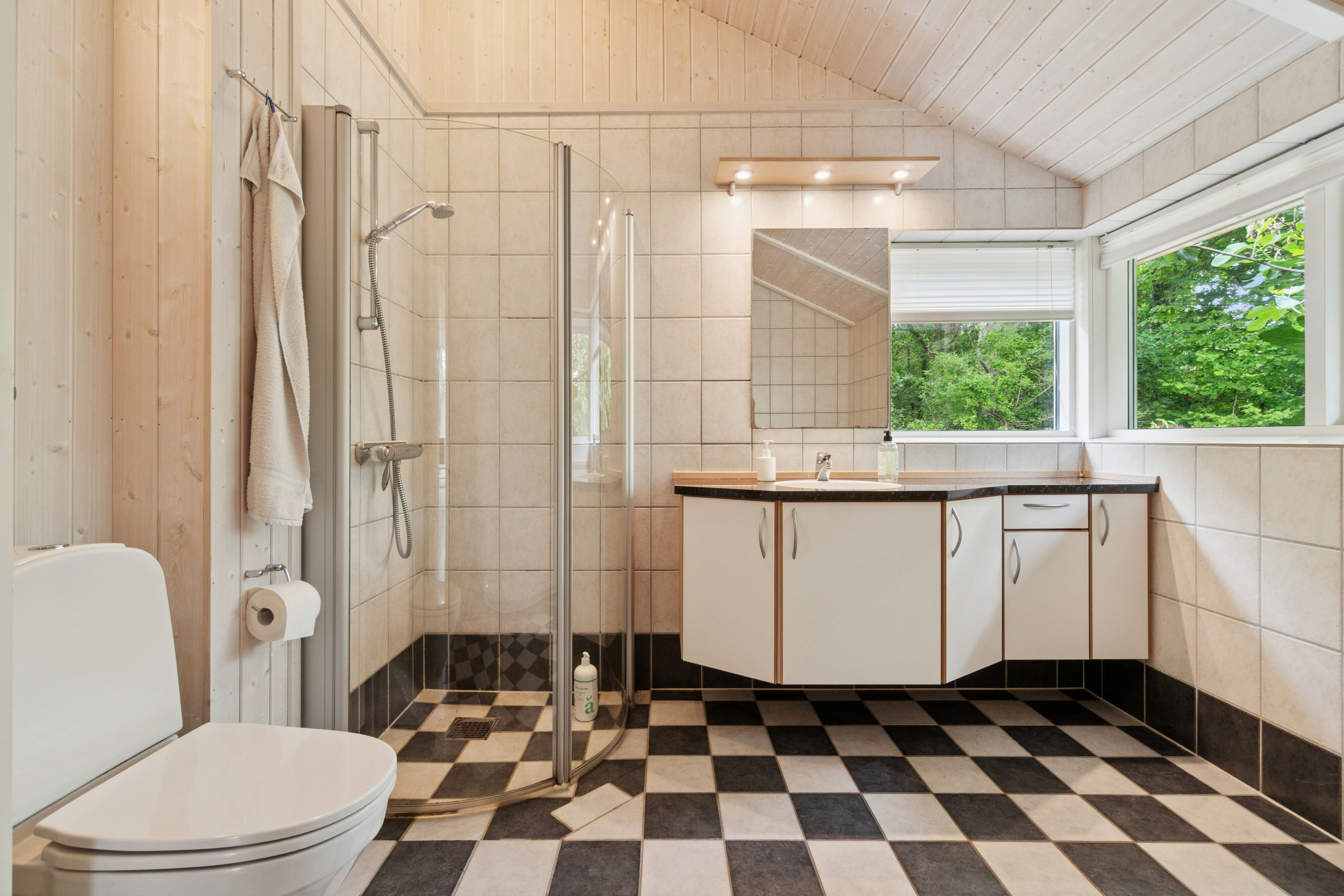 Fremhævet badeværelse billede i fuldskærmstilstand. Billede af Toftegårdsvej 34C, Hasle, 3790 Hasle