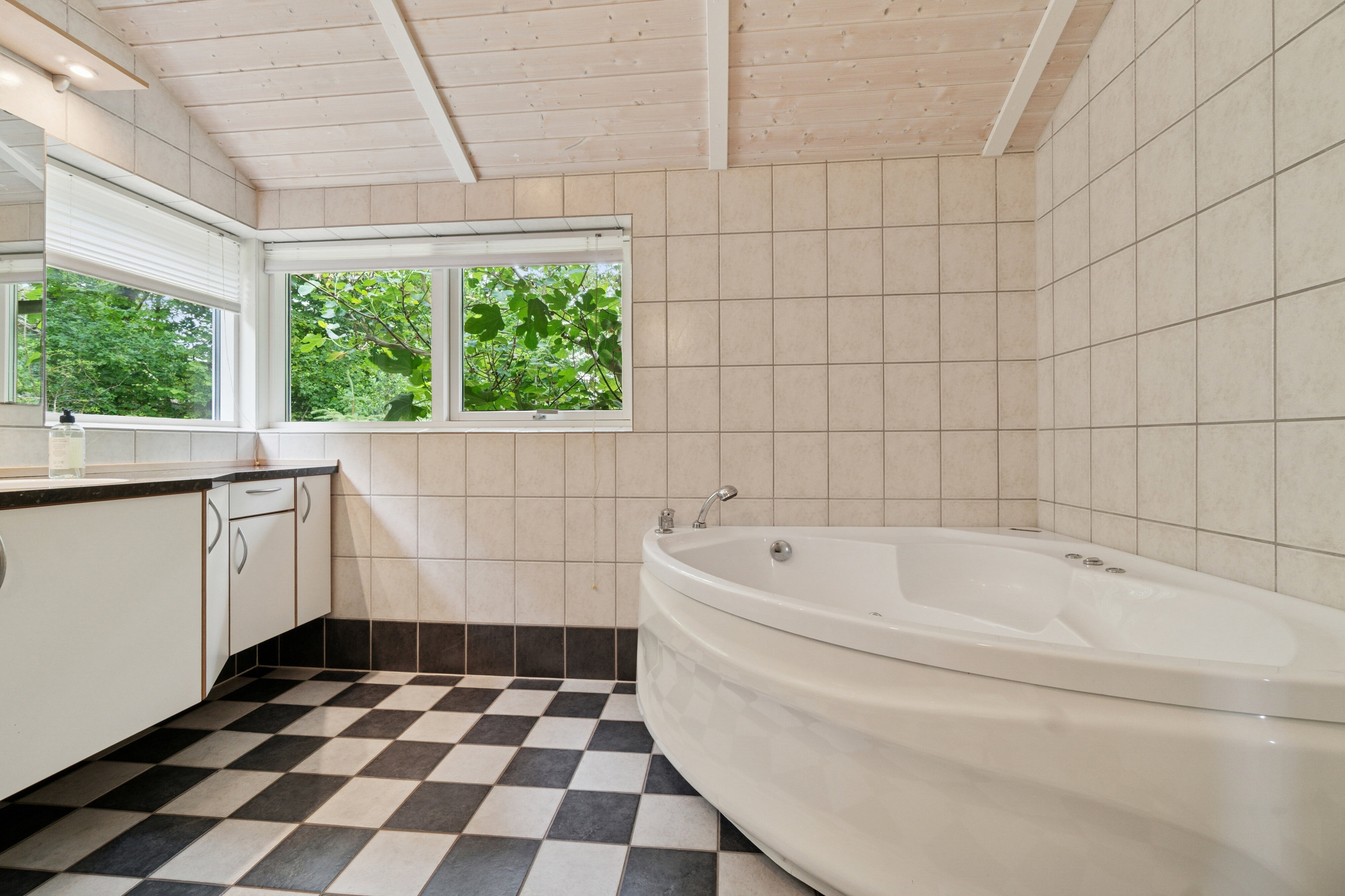 Fremhævet badeværelse billede i fuldskærmstilstand. Billede af Toftegårdsvej 34C, Hasle, 3790 Hasle