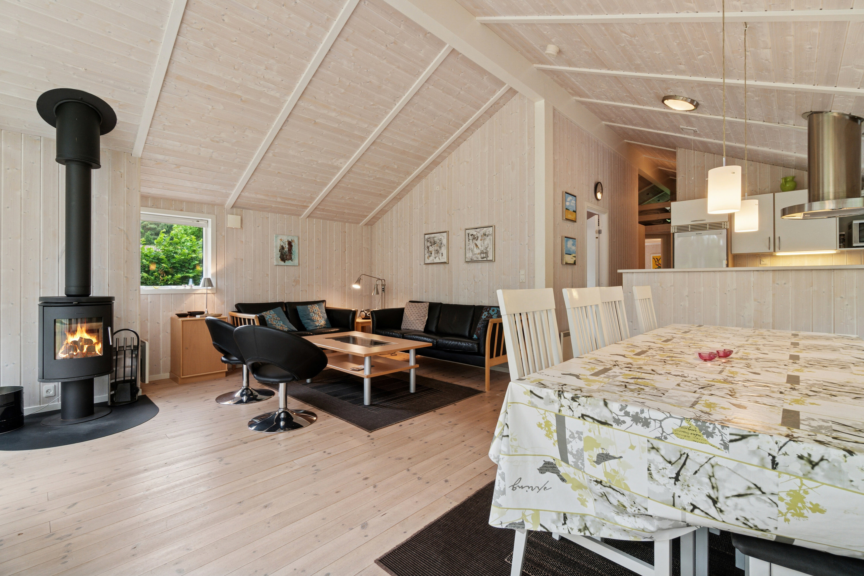 Fremhævet stue billede i fuldskærmstilstand. Billede af Toftegårdsvej 34C, Hasle, 3790 Hasle