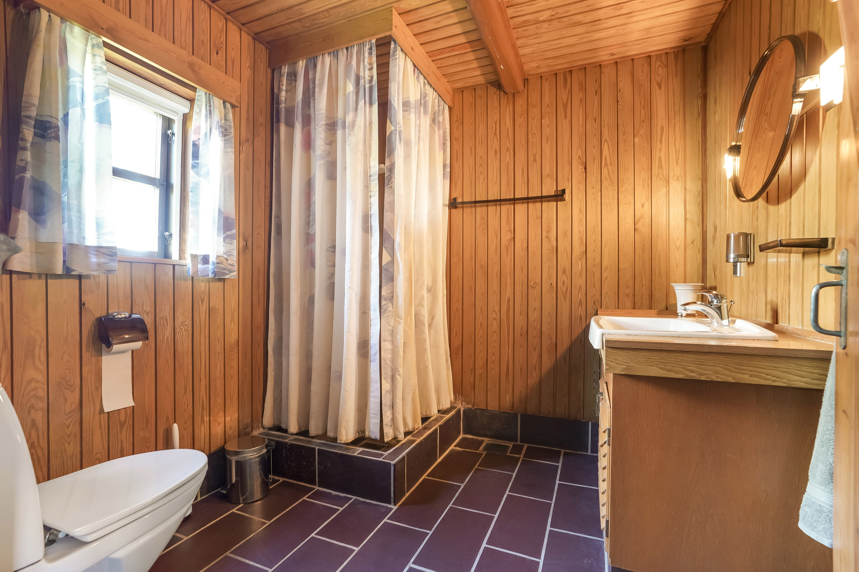 Fremhævet badeværelse billede i fuldskærmstilstand. Billede af Stærmosevej 106, Render, 5690 Tommerup