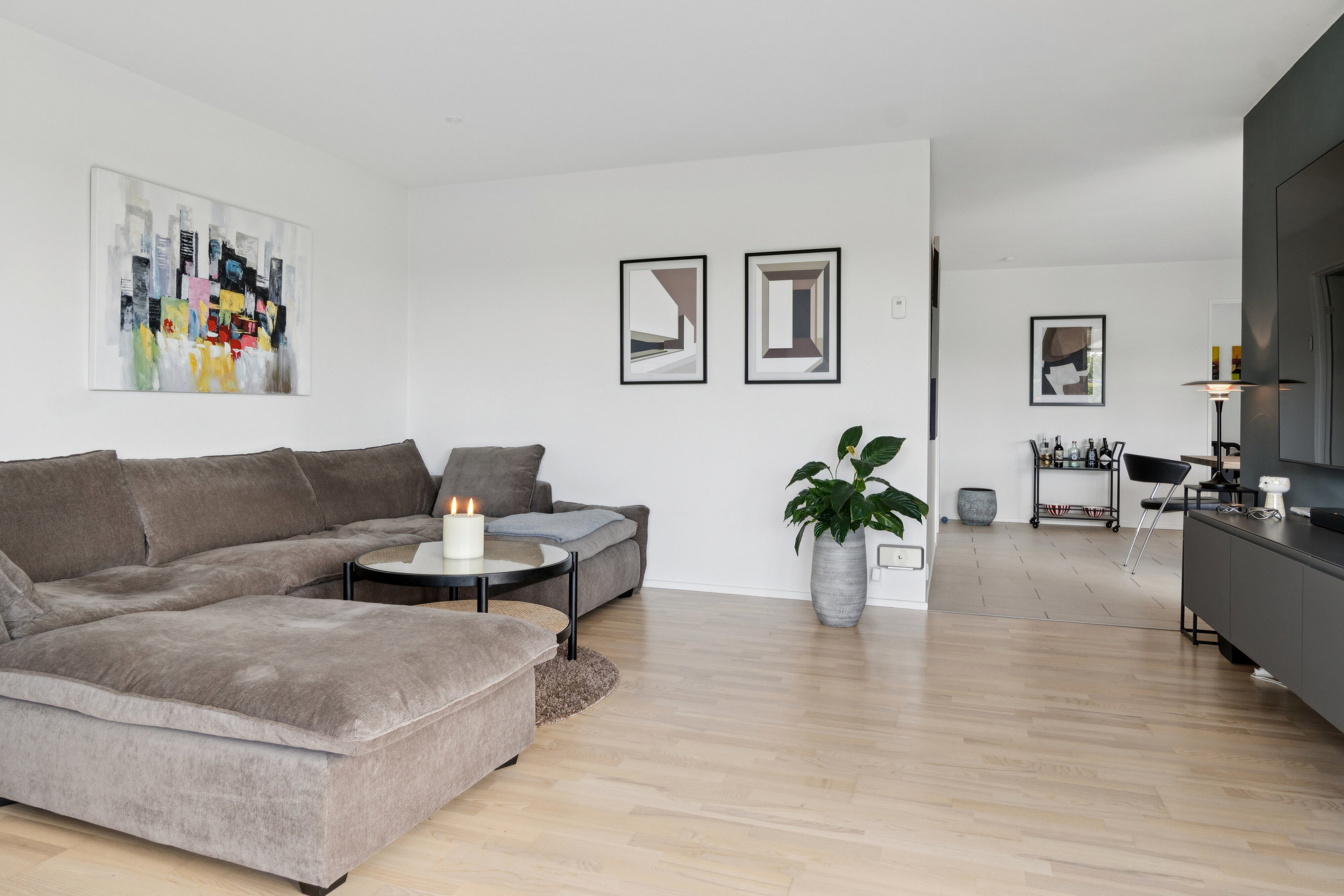 Fremhævet stue billede i fuldskærmstilstand. Billede af Tårnvænget 30, Kregme Syd, 3300 Frederiksværk