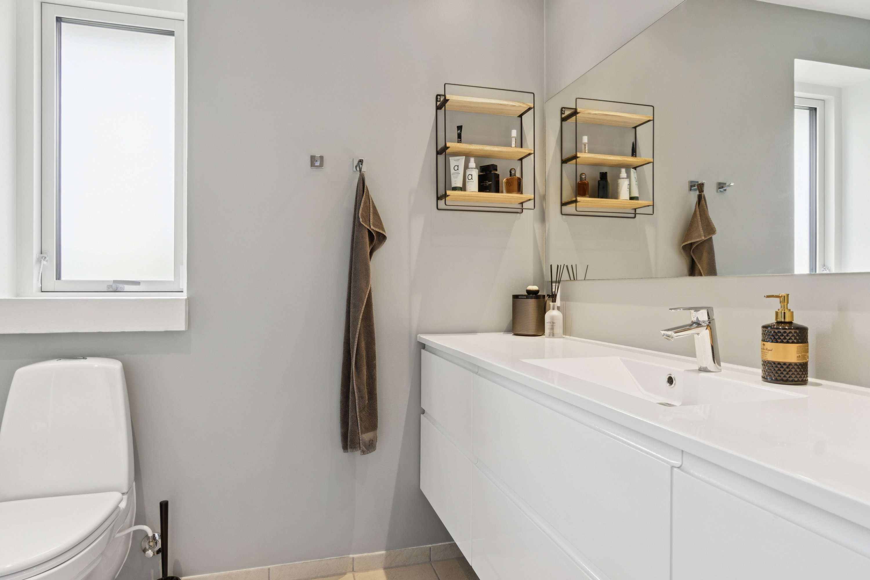 Fremhævet badeværelse billede i fuldskærmstilstand. Billede af Tårnvænget 30, Kregme Syd, 3300 Frederiksværk