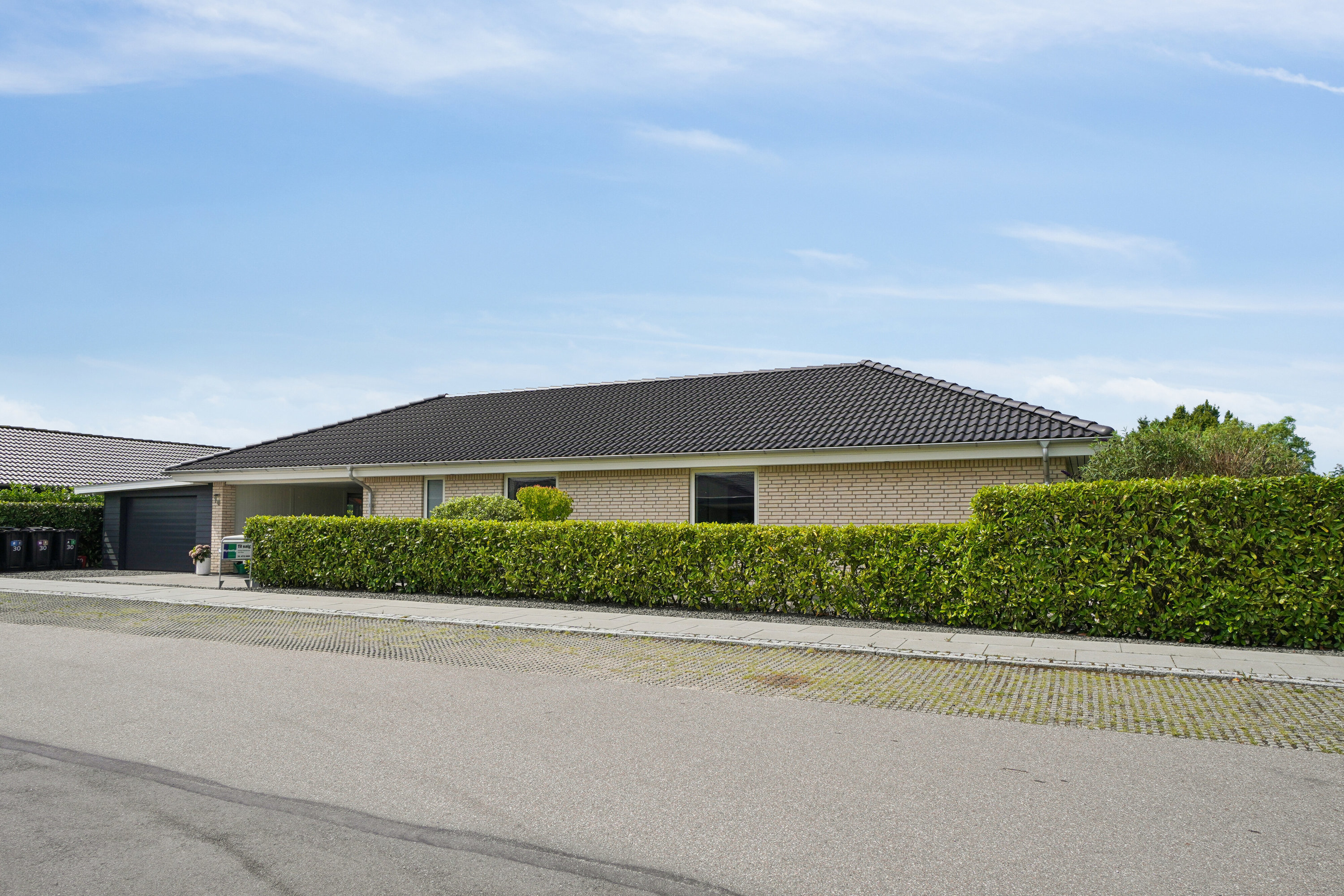 Fremhævet set fra vejen billede i fuldskærmstilstand. Billede af Tårnvænget 30, Kregme Syd, 3300 Frederiksværk