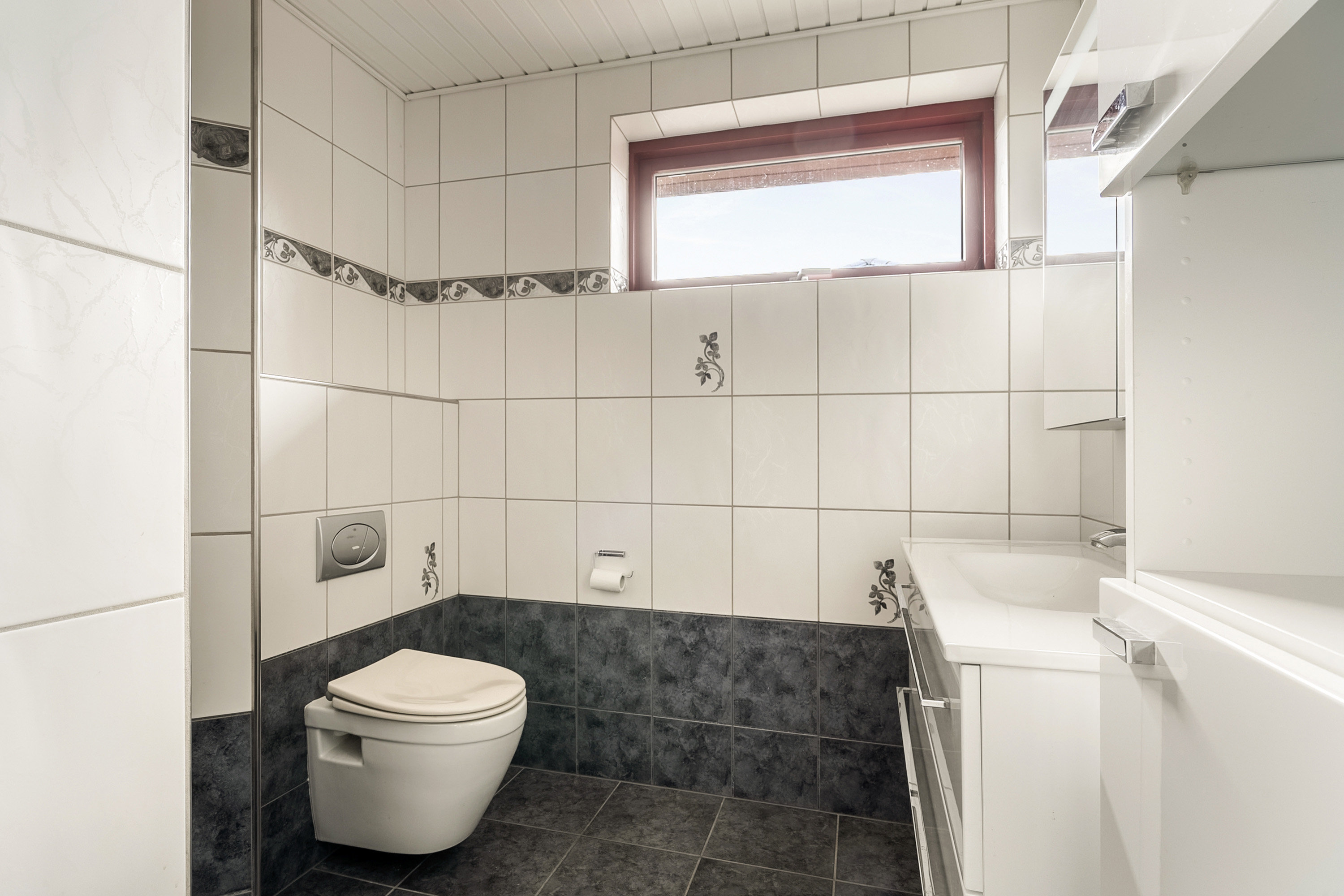 Fremhævet badeværelse billede i fuldskærmstilstand. Billede af Rosenvænget 3, 6800 Varde