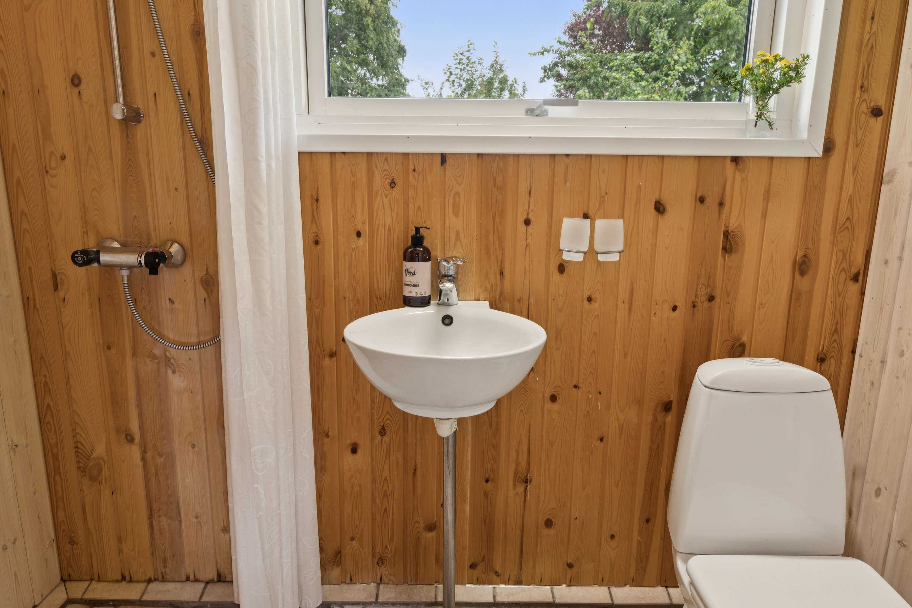 Fremhævet badeværelse billede i fuldskærmstilstand. Billede af Skadevænget 20, Vellerup, 4050 Skibby