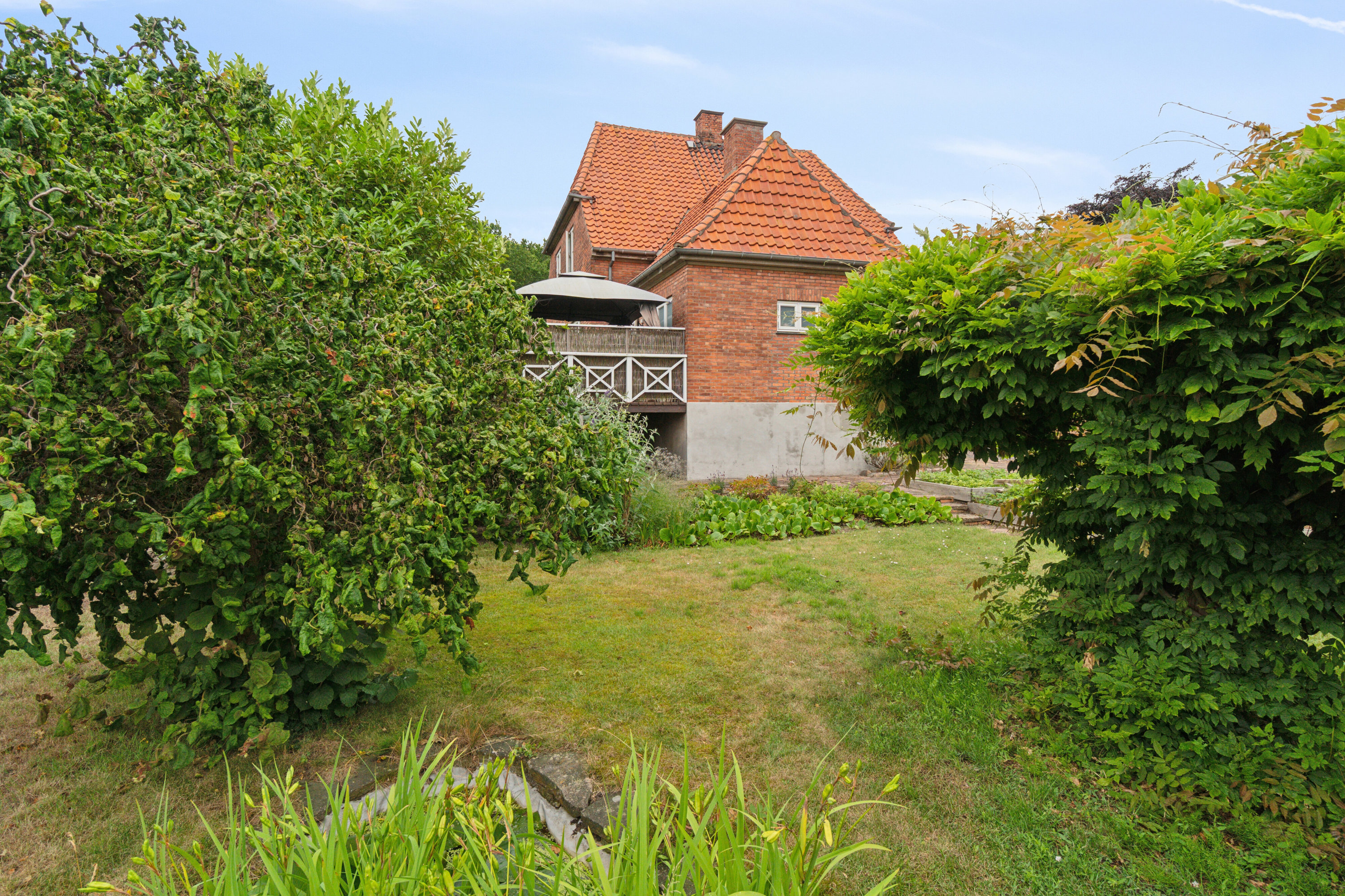 Fremhævet set fra haven billede i fuldskærmstilstand. Billede af Haslevej 106, Rønne, 3700 Rønne