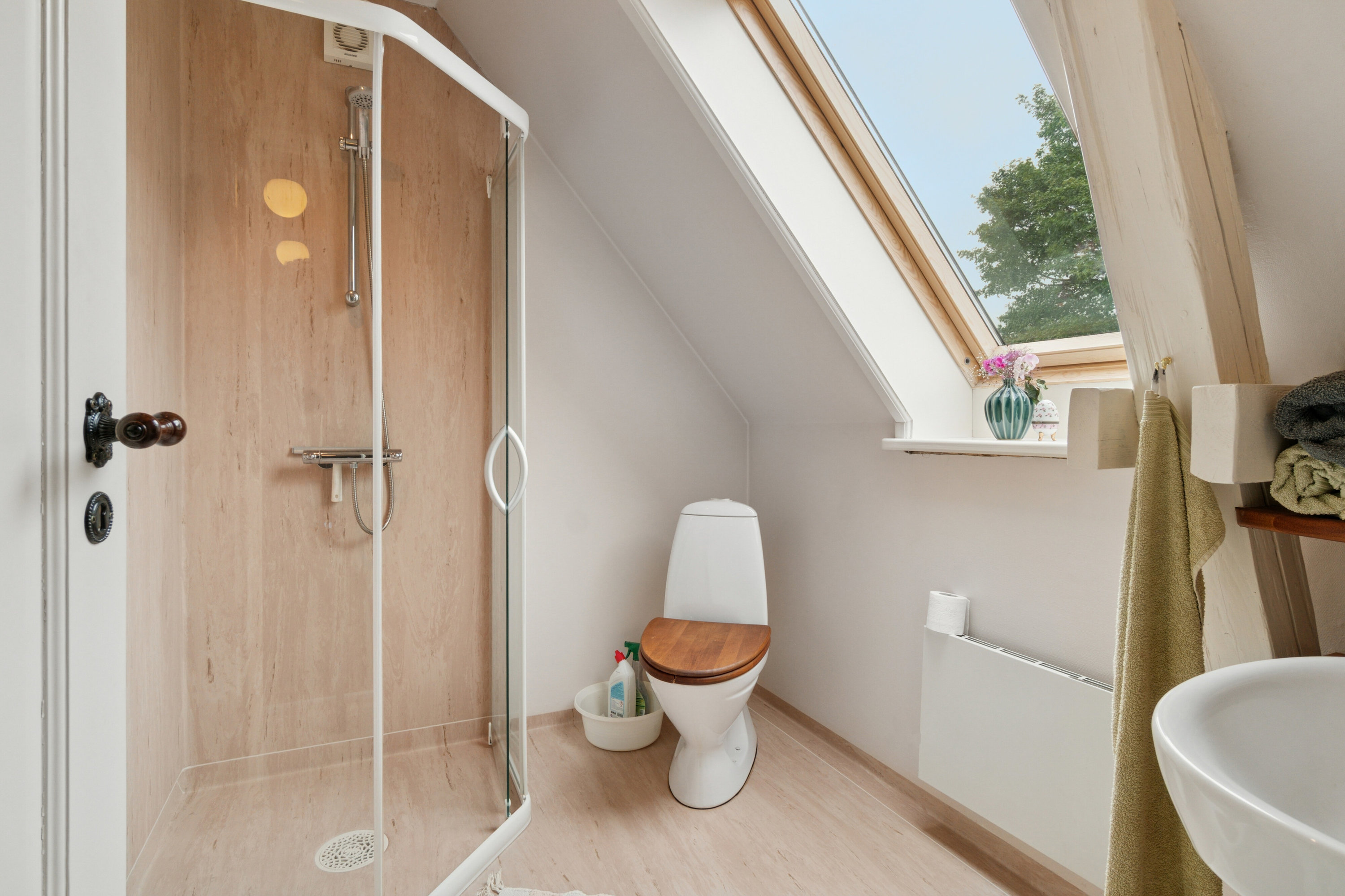 Fremhævet badeværelse billede i fuldskærmstilstand. Billede af Haslevej 106, Rønne, 3700 Rønne