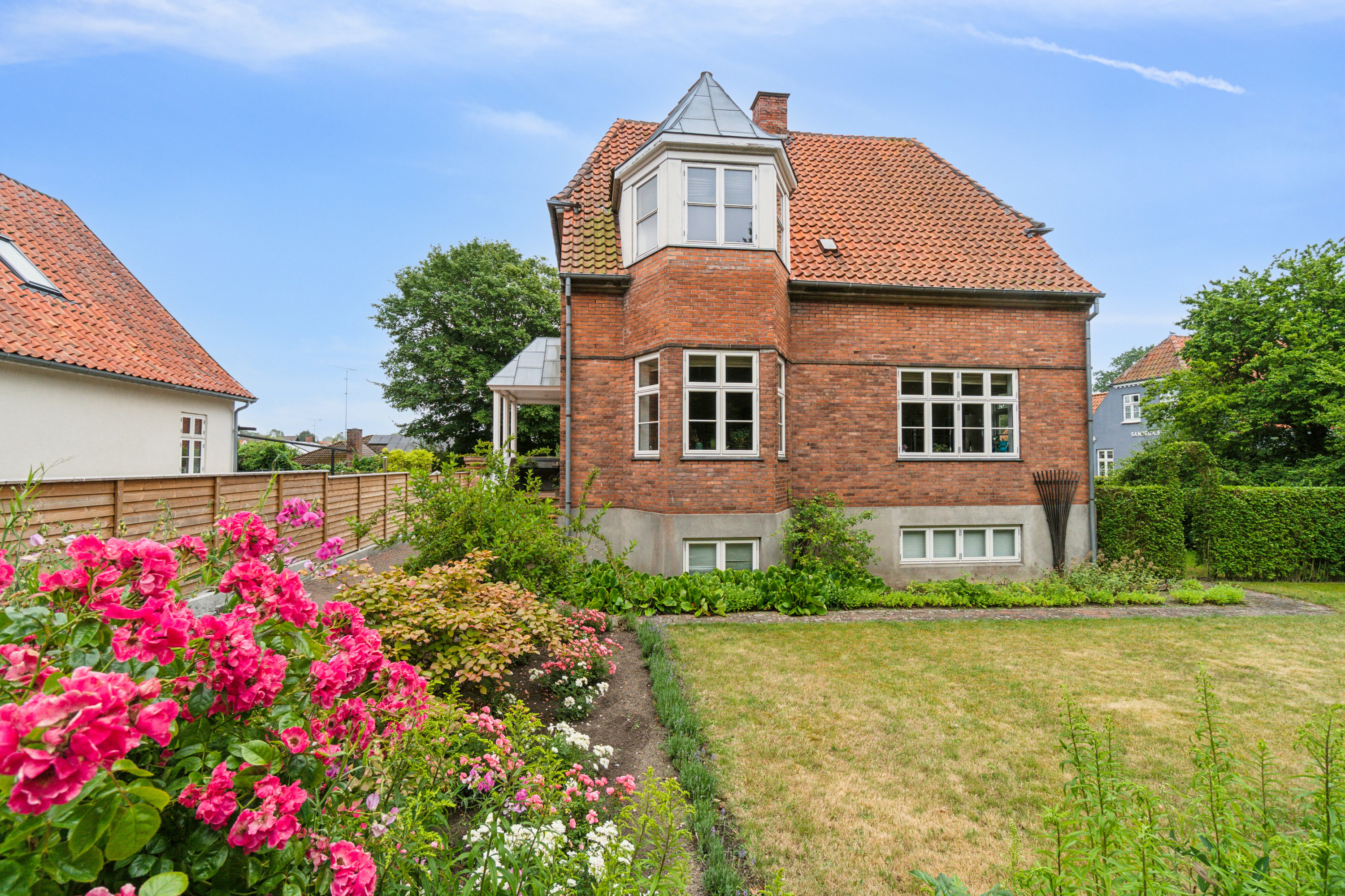 Fremhævet set fra haven billede i fuldskærmstilstand. Billede af Haslevej 106, Rønne, 3700 Rønne