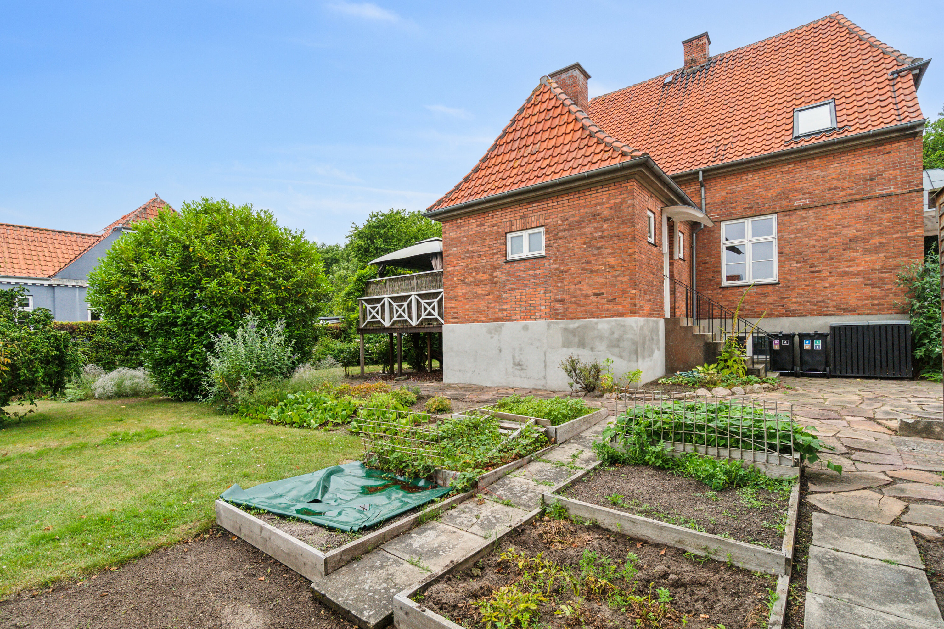 Fremhævet set fra haven billede i fuldskærmstilstand. Billede af Haslevej 106, Rønne, 3700 Rønne