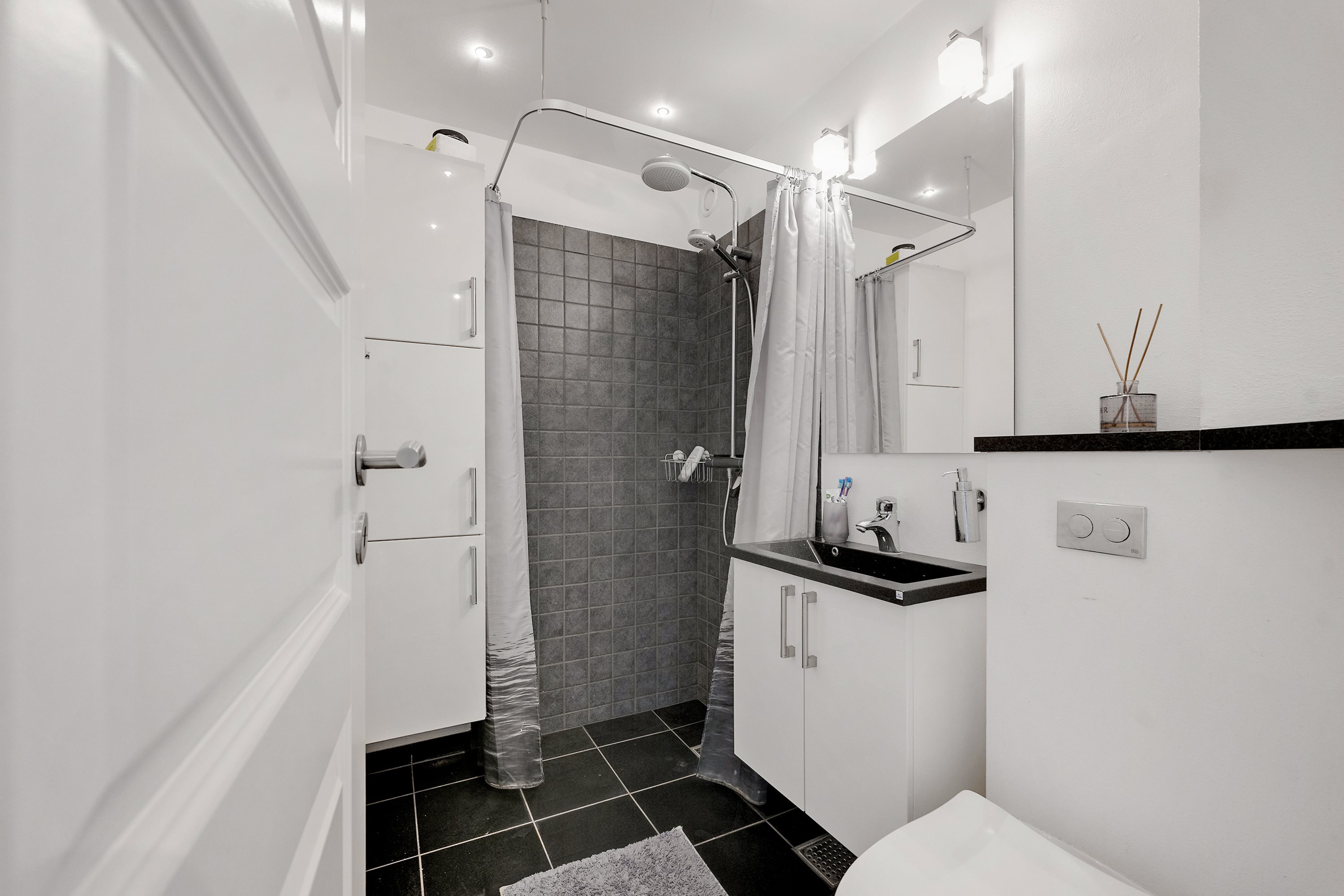 Fremhævet badeværelse billede i fuldskærmstilstand. Billede af Løvenholmvej 4C, 1. tv., 8930 Randers NØ