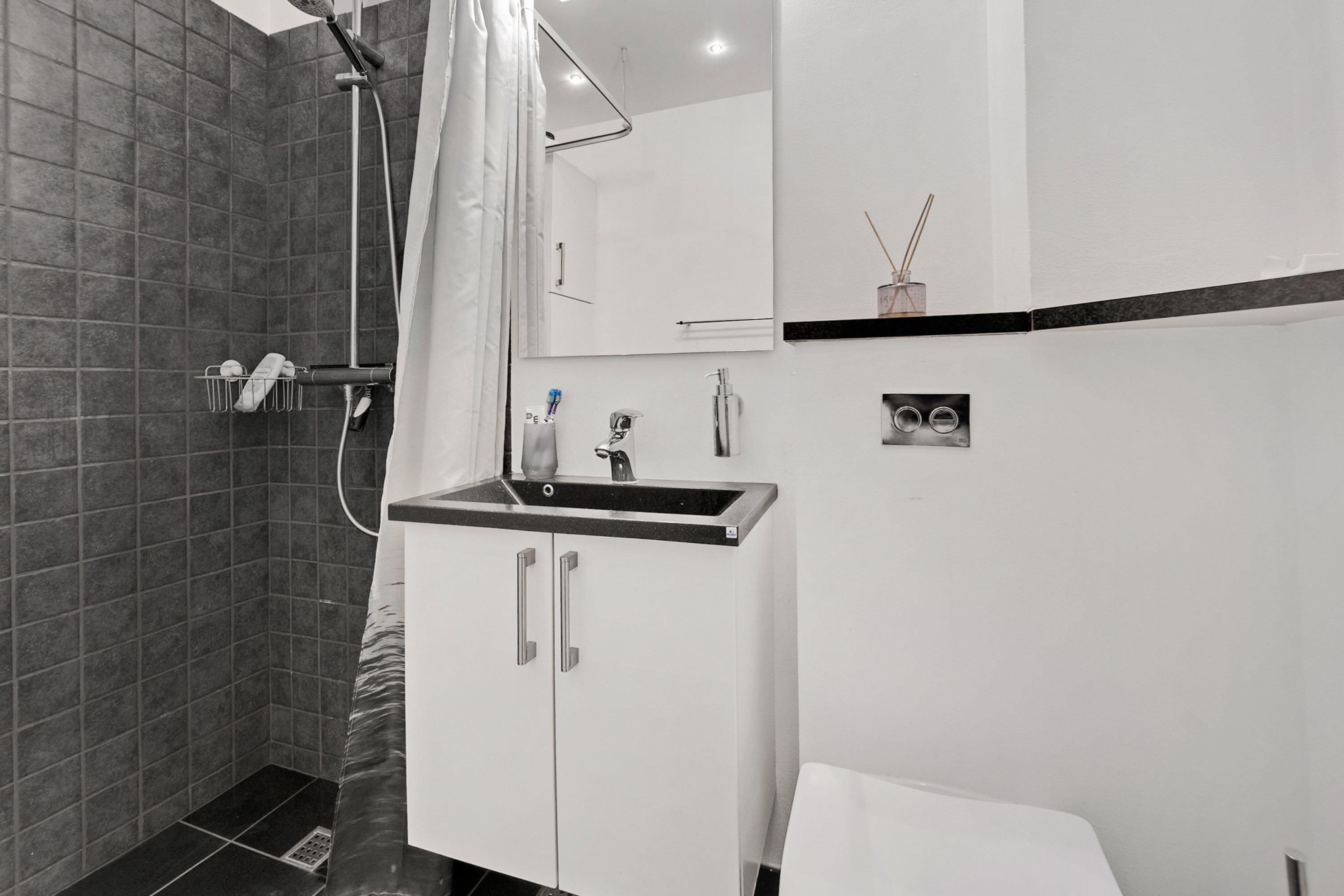 Fremhævet badeværelse billede i fuldskærmstilstand. Billede af Løvenholmvej 4C, 1. tv., 8930 Randers NØ