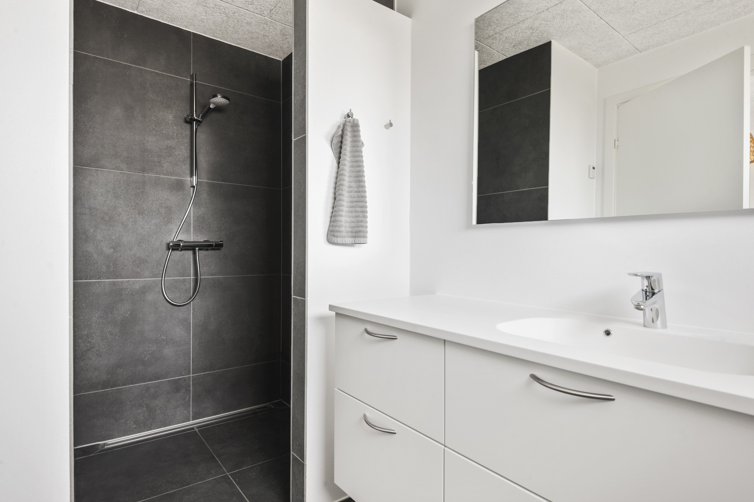 Fremhævet badeværelse billede i fuldskærmstilstand. Billede af Valnøddevænget 2, Saksild, 8300 Odder