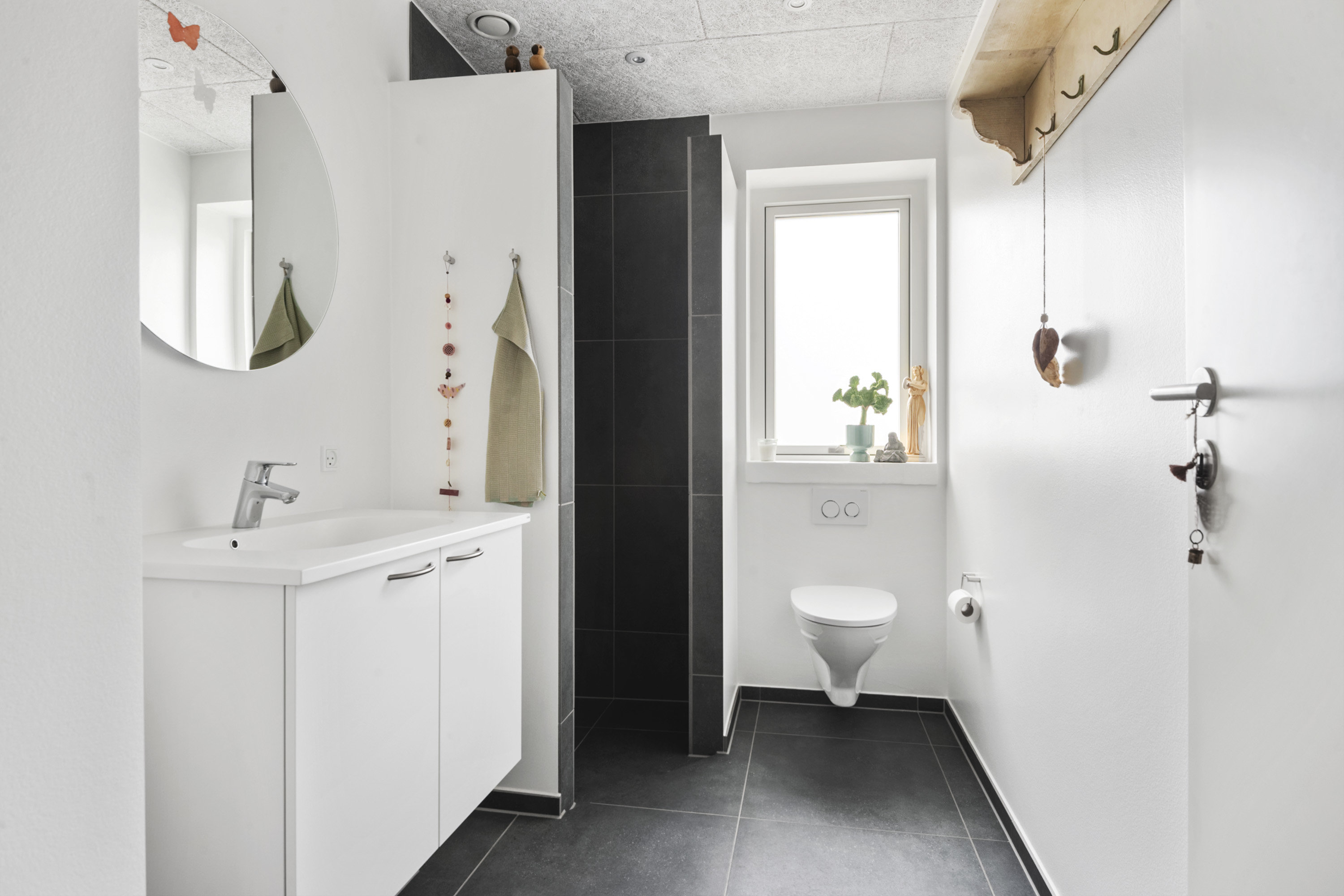 Fremhævet toilet billede i fuldskærmstilstand. Billede af Valnøddevænget 2, Saksild, 8300 Odder