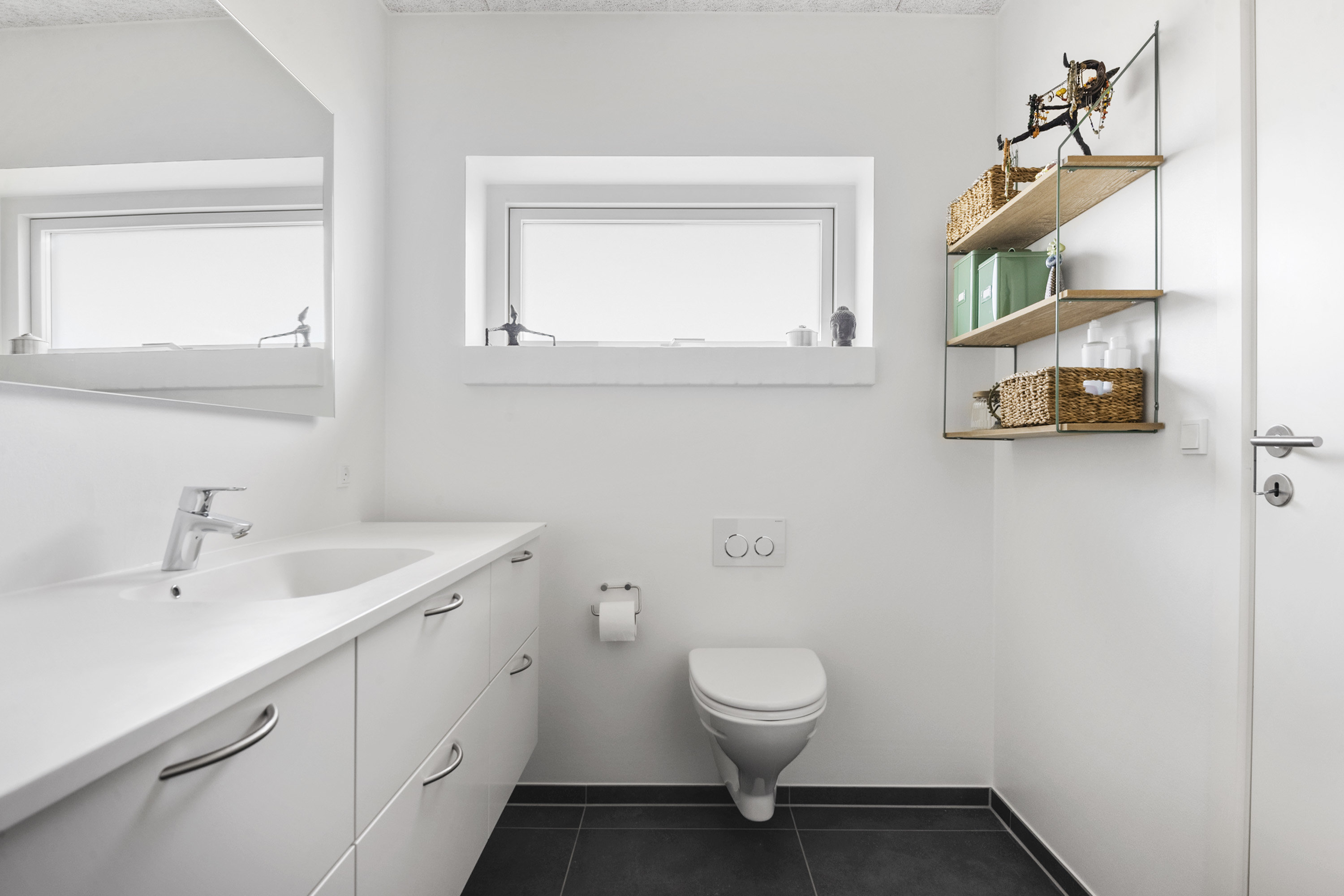 Fremhævet toilet billede i fuldskærmstilstand. Billede af Valnøddevænget 2, Saksild, 8300 Odder